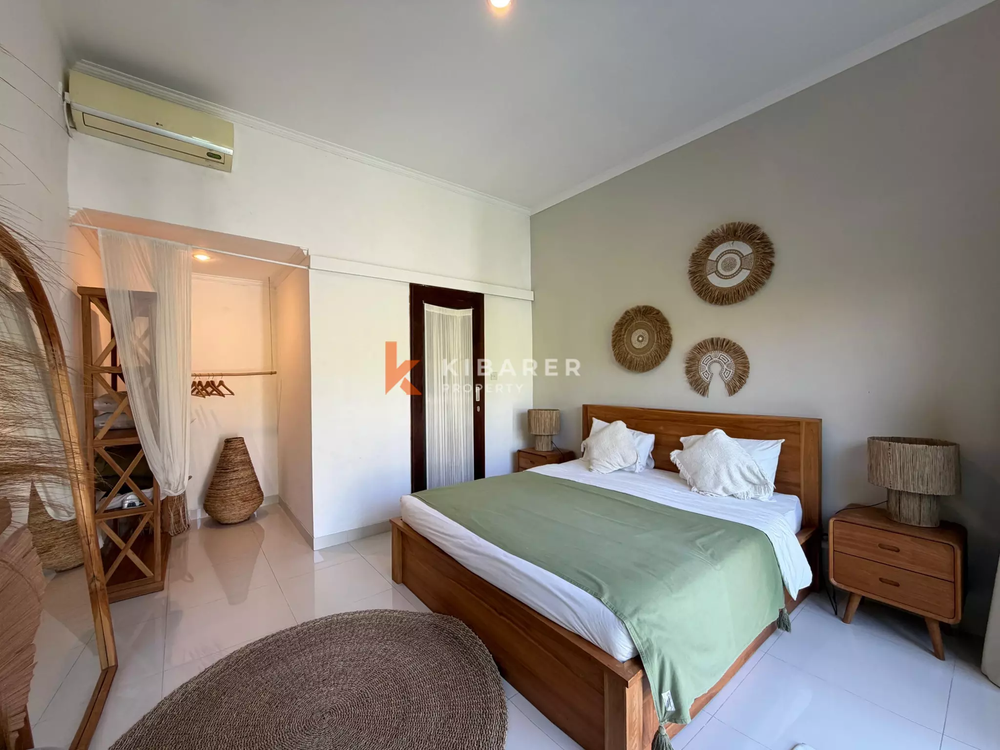 Vila Modern Nyaman dengan Dua Kamar Tidur dan Ruang Tamu Terbuka di Lokasi Strategis Pererenan