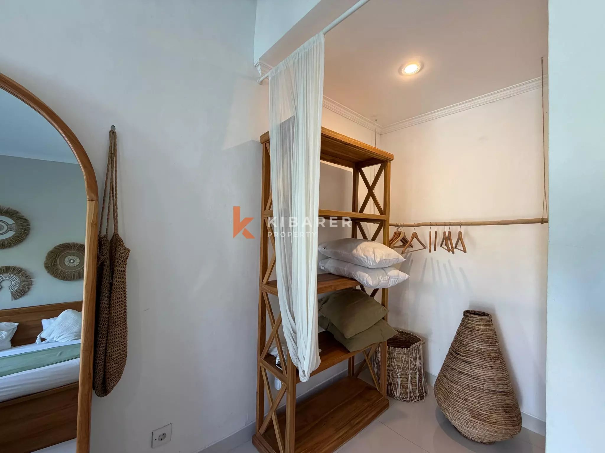 Vila Modern Nyaman dengan Dua Kamar Tidur dan Ruang Tamu Terbuka di Lokasi Strategis Pererenan