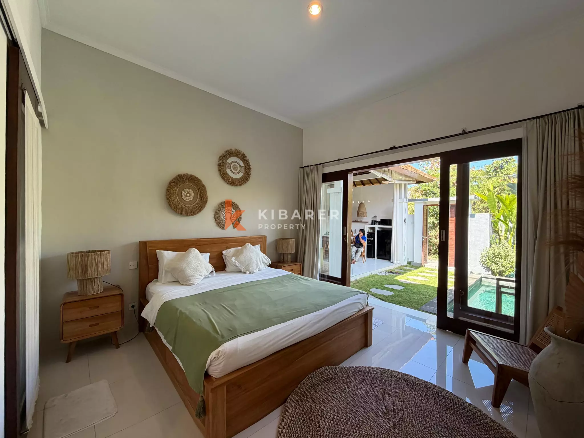 Vila Modern Nyaman dengan Dua Kamar Tidur dan Ruang Tamu Terbuka di Lokasi Strategis Pererenan