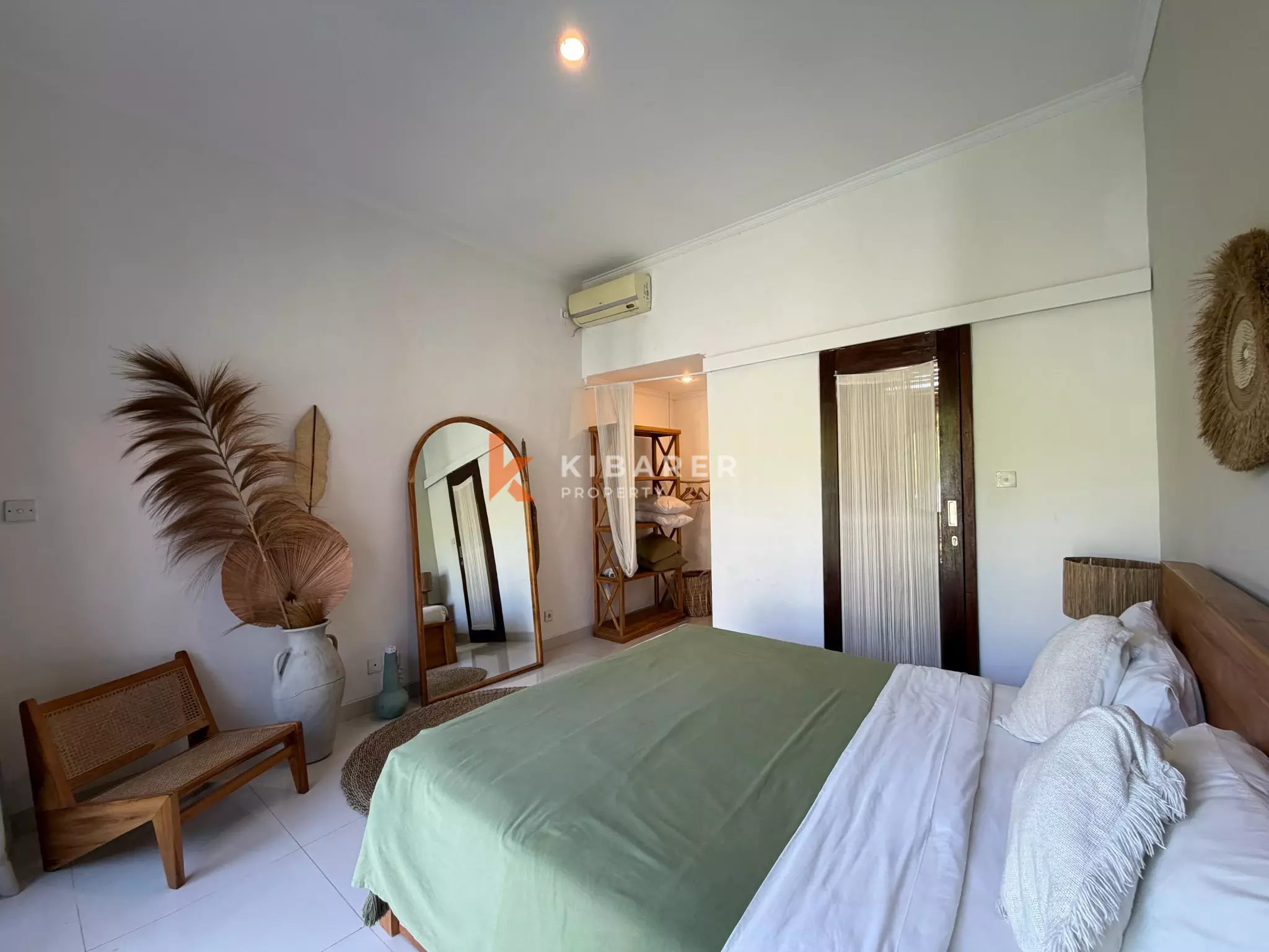 Vila Modern Nyaman dengan Dua Kamar Tidur dan Ruang Tamu Terbuka di Lokasi Strategis Pererenan