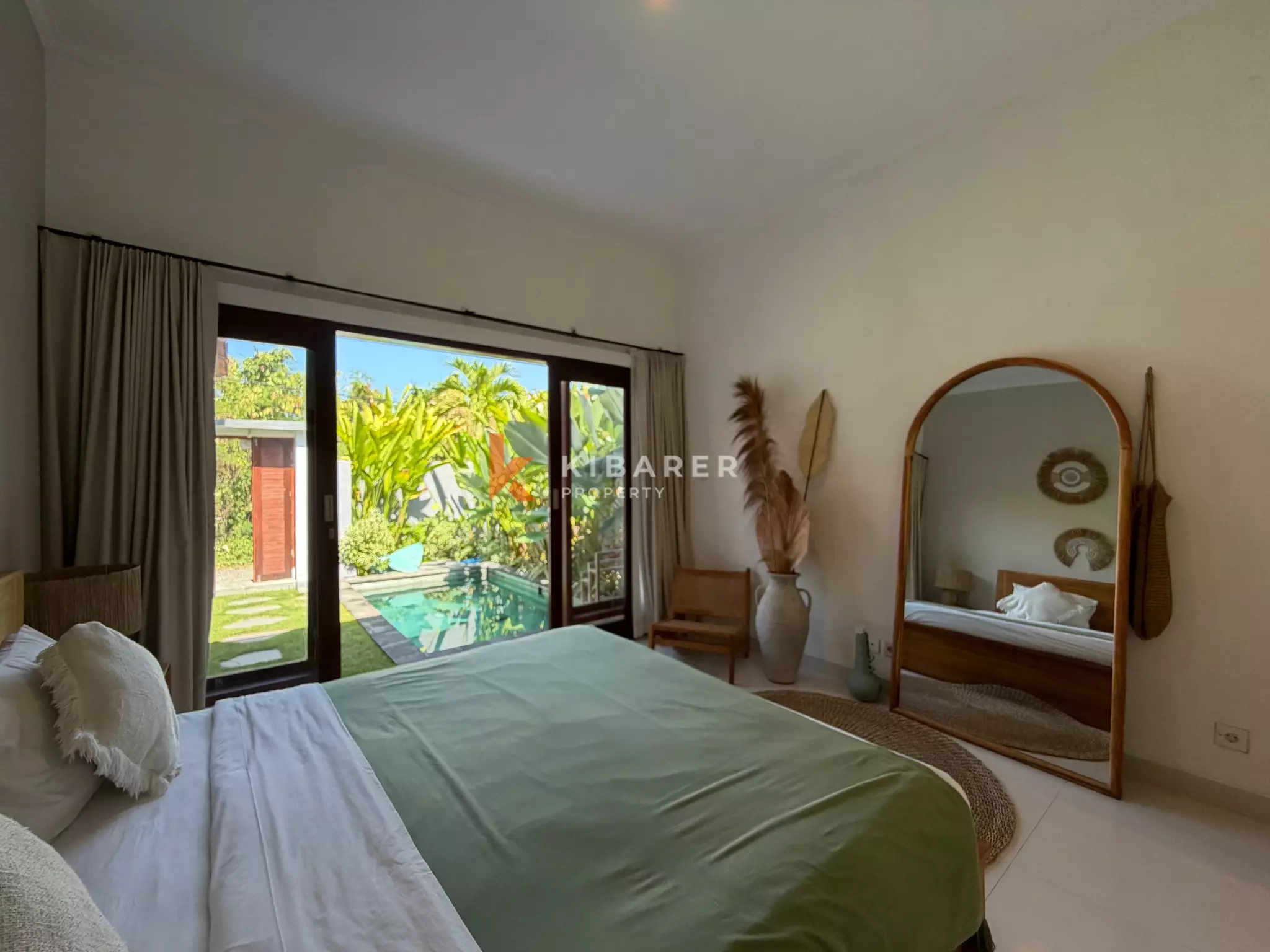 Vila Modern Nyaman dengan Dua Kamar Tidur dan Ruang Tamu Terbuka di Lokasi Strategis Pererenan