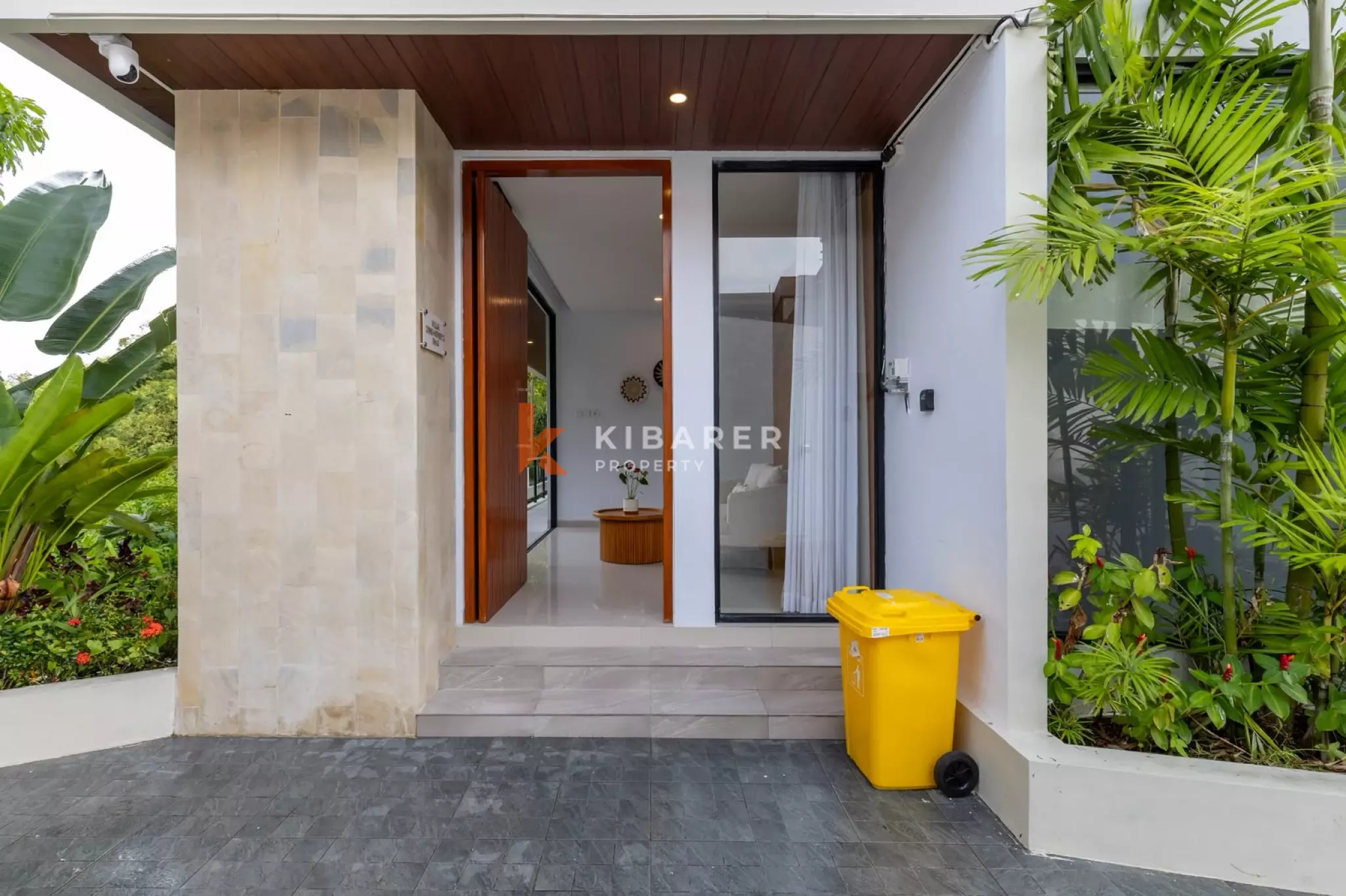 Vila Tertutup Empat Kamar Tidur dengan Balkon Menghadap Matahari Terbenam di Lokasi Strategis Tumbak Bayuh