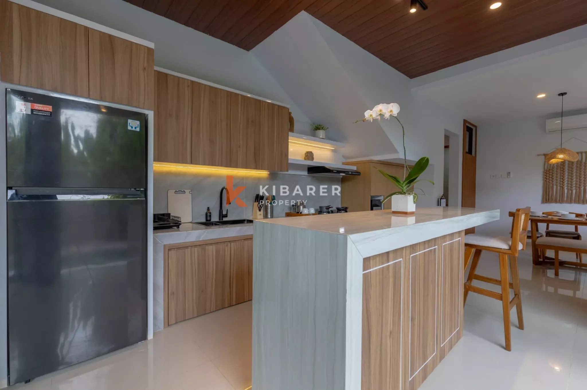 Vila Tertutup Empat Kamar Tidur dengan Balkon Menghadap Matahari Terbenam di Lokasi Strategis Tumbak Bayuh