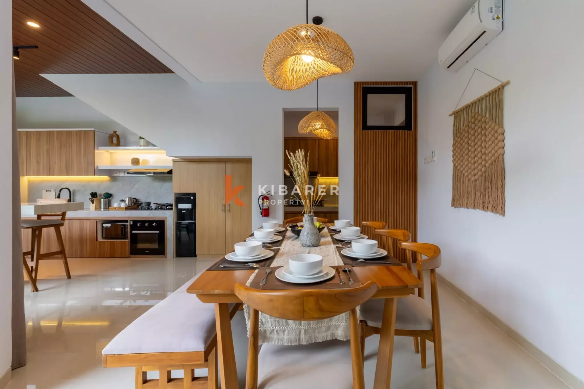 Vila Tertutup Empat Kamar Tidur dengan Balkon Menghadap Matahari Terbenam di Lokasi Strategis Tumbak Bayuh
