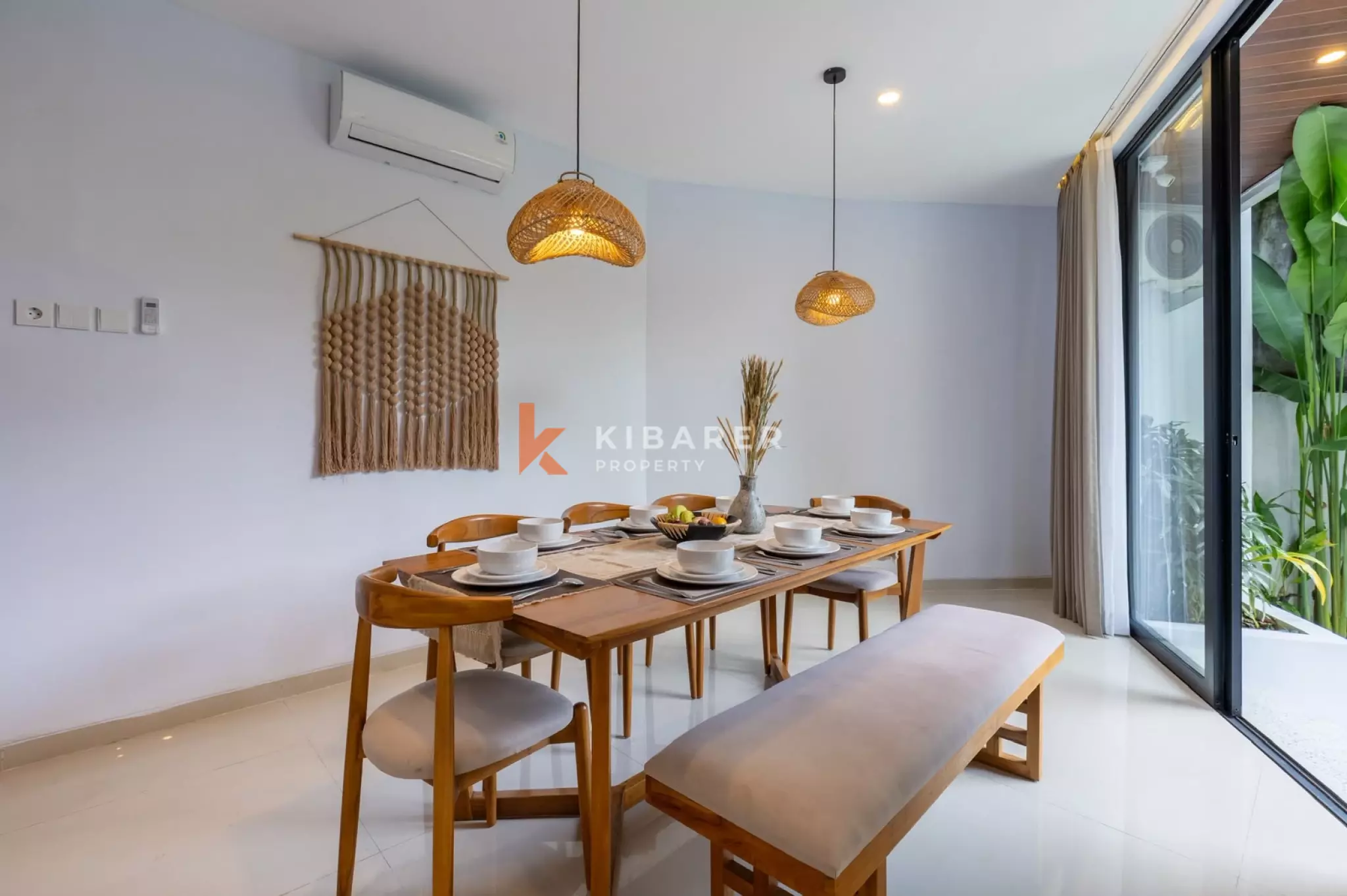 Vila Tertutup Empat Kamar Tidur dengan Balkon Menghadap Matahari Terbenam di Lokasi Strategis Tumbak Bayuh