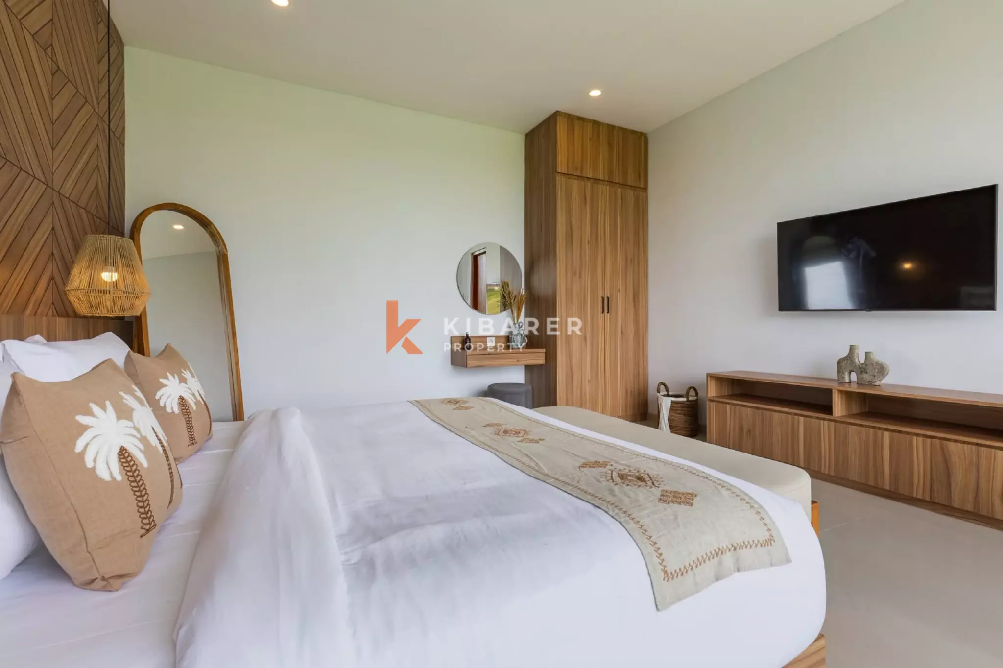 Vila Tertutup Empat Kamar Tidur dengan Balkon Menghadap Matahari Terbenam di Lokasi Strategis Tumbak Bayuh
