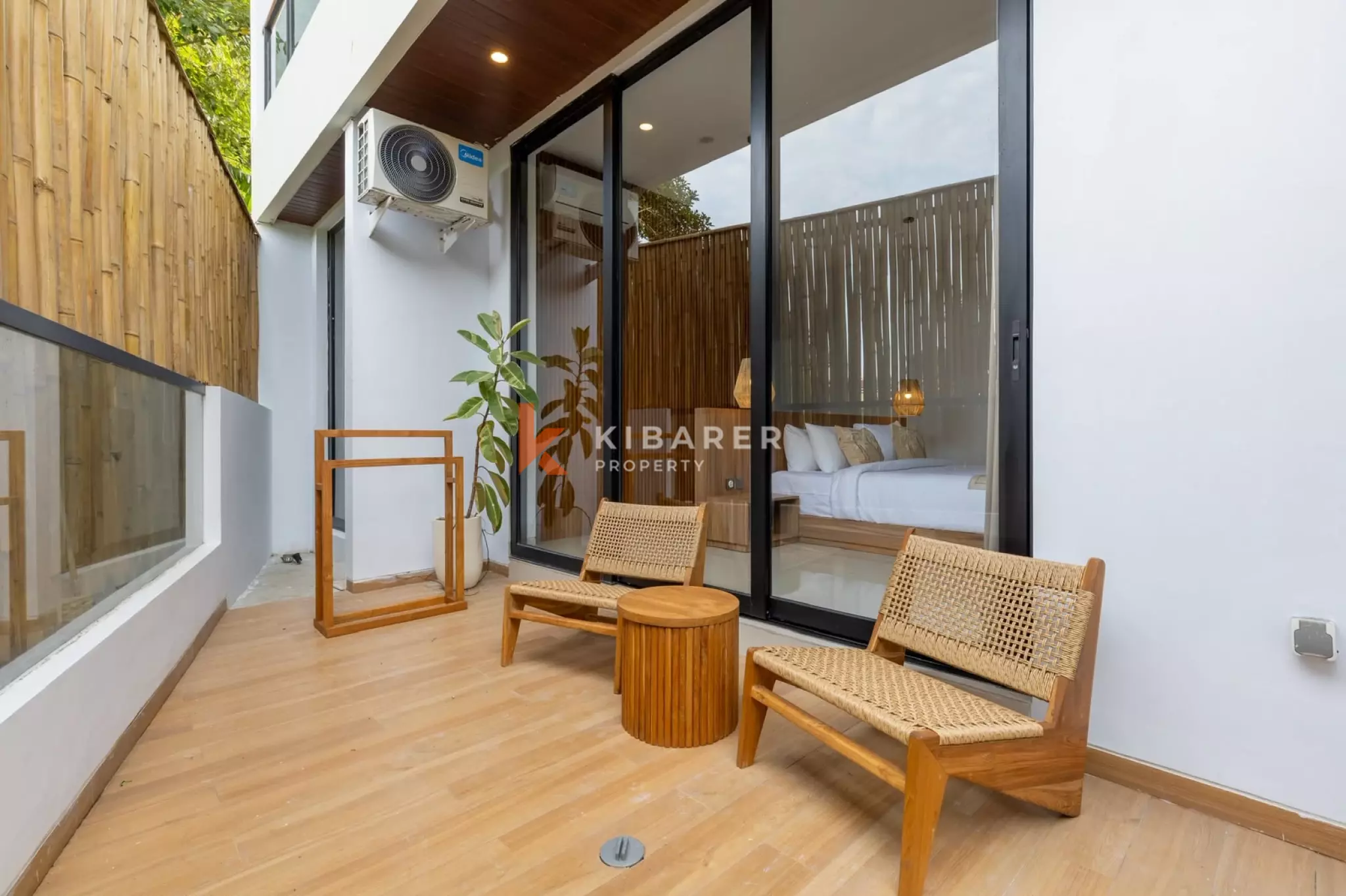 Vila Tertutup Empat Kamar Tidur dengan Balkon Menghadap Matahari Terbenam di Lokasi Strategis Tumbak Bayuh