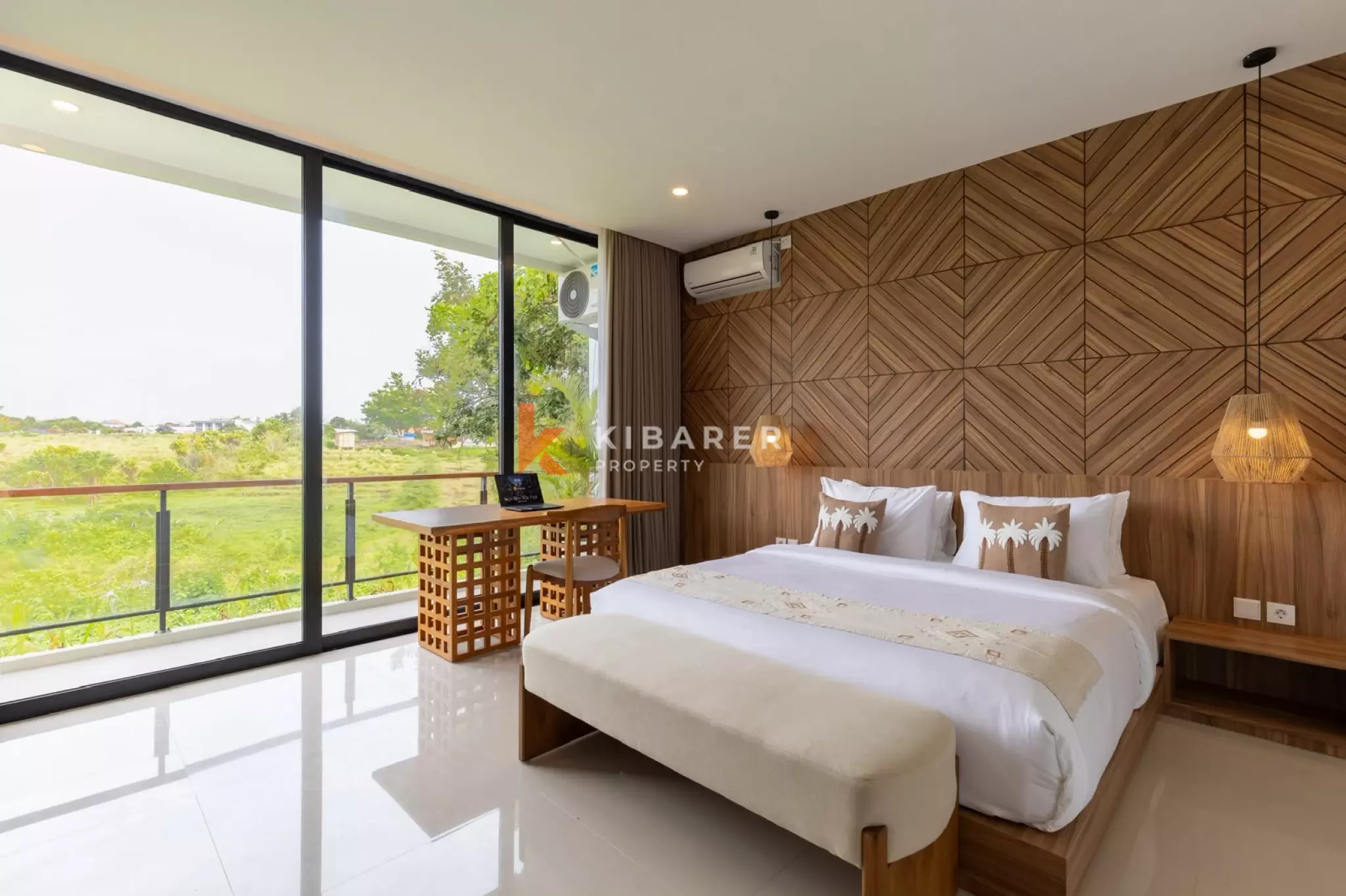 Vila Tertutup Empat Kamar Tidur dengan Balkon Menghadap Matahari Terbenam di Lokasi Strategis Tumbak Bayuh