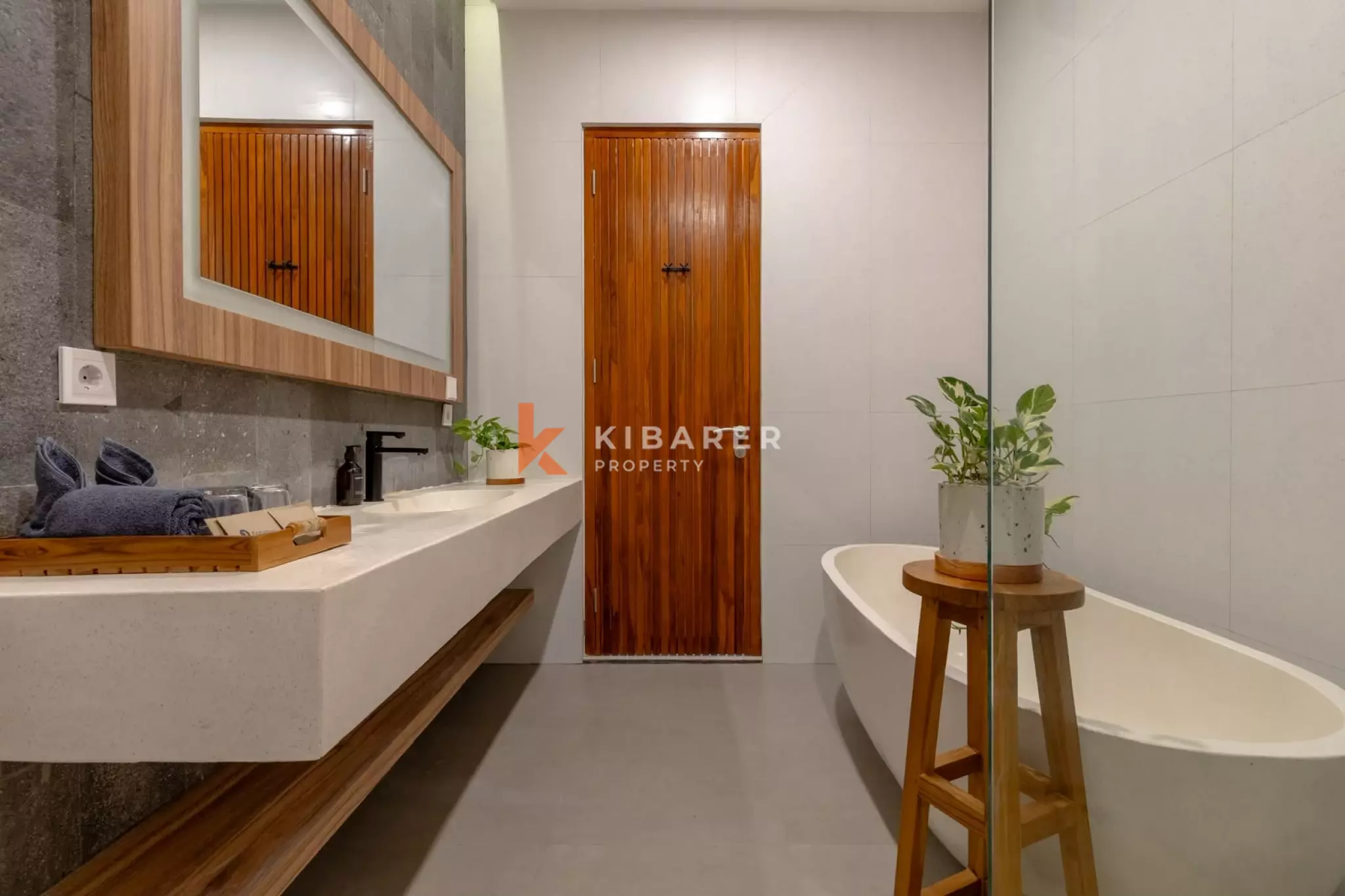 Vila Tertutup Empat Kamar Tidur dengan Balkon Menghadap Matahari Terbenam di Lokasi Strategis Tumbak Bayuh
