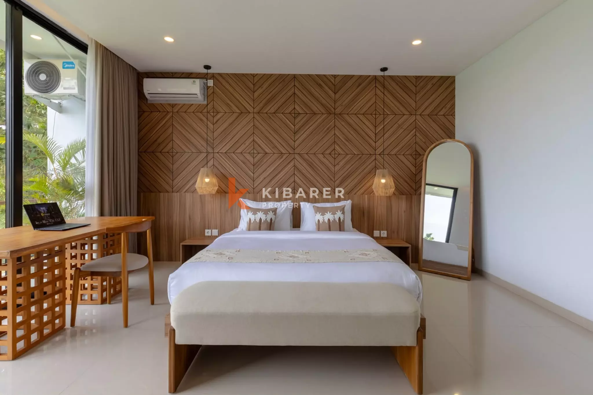 Vila Tertutup Empat Kamar Tidur dengan Balkon Menghadap Matahari Terbenam di Lokasi Strategis Tumbak Bayuh