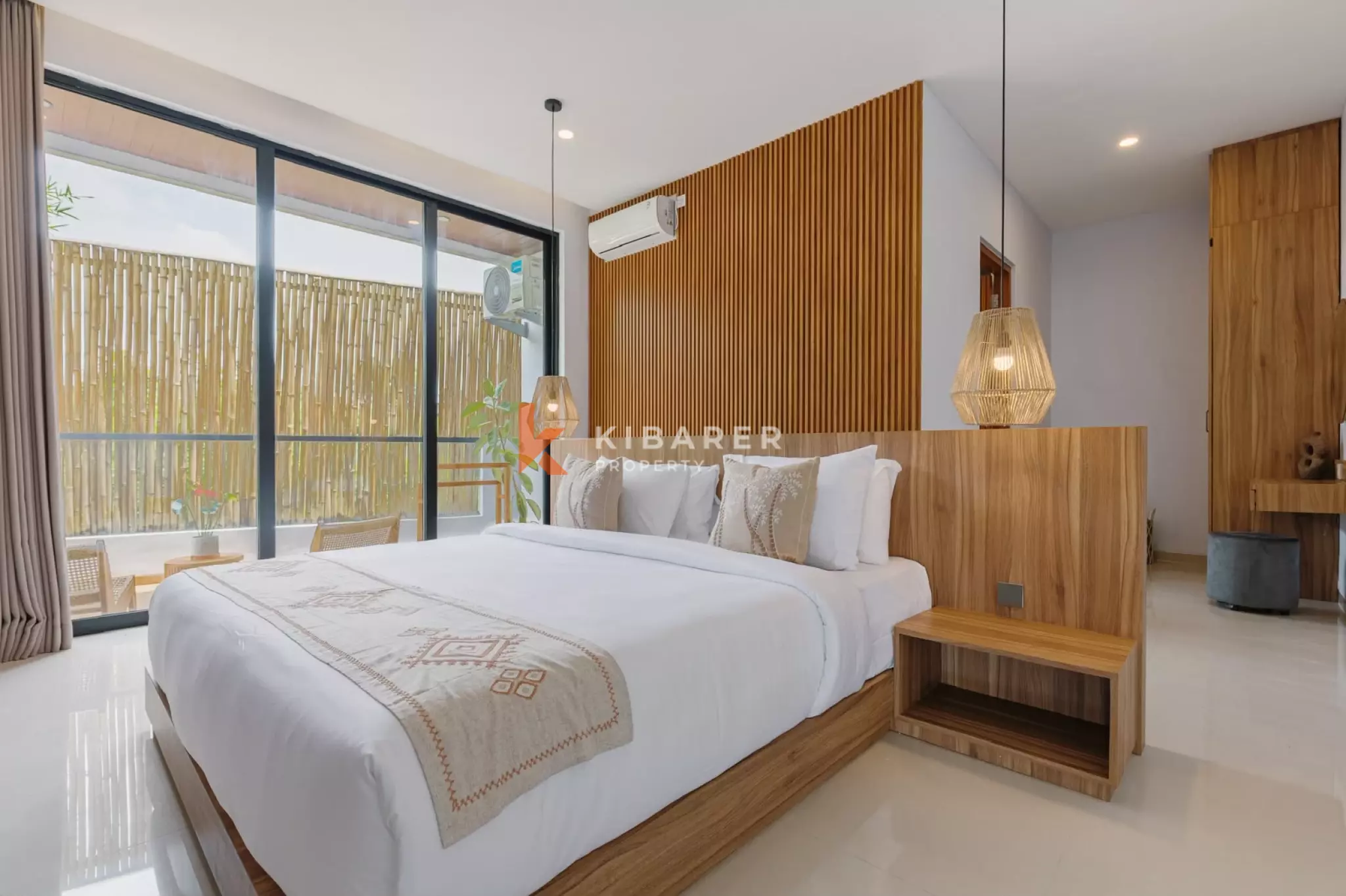 Vila Tertutup Empat Kamar Tidur dengan Balkon Menghadap Matahari Terbenam di Lokasi Strategis Tumbak Bayuh
