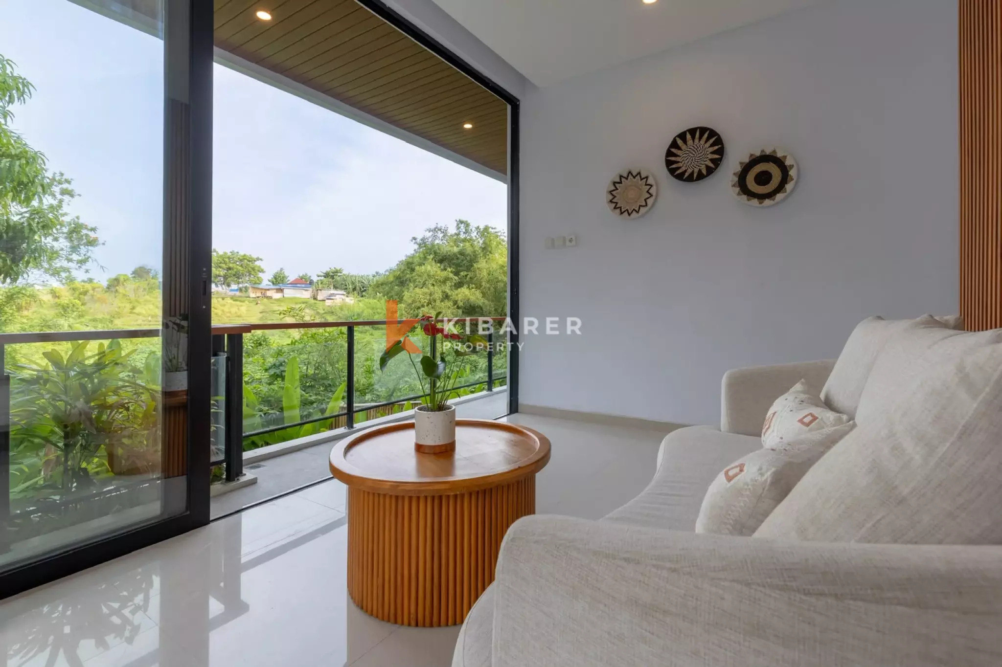 Vila Tertutup Empat Kamar Tidur dengan Balkon Menghadap Matahari Terbenam di Lokasi Strategis Tumbak Bayuh