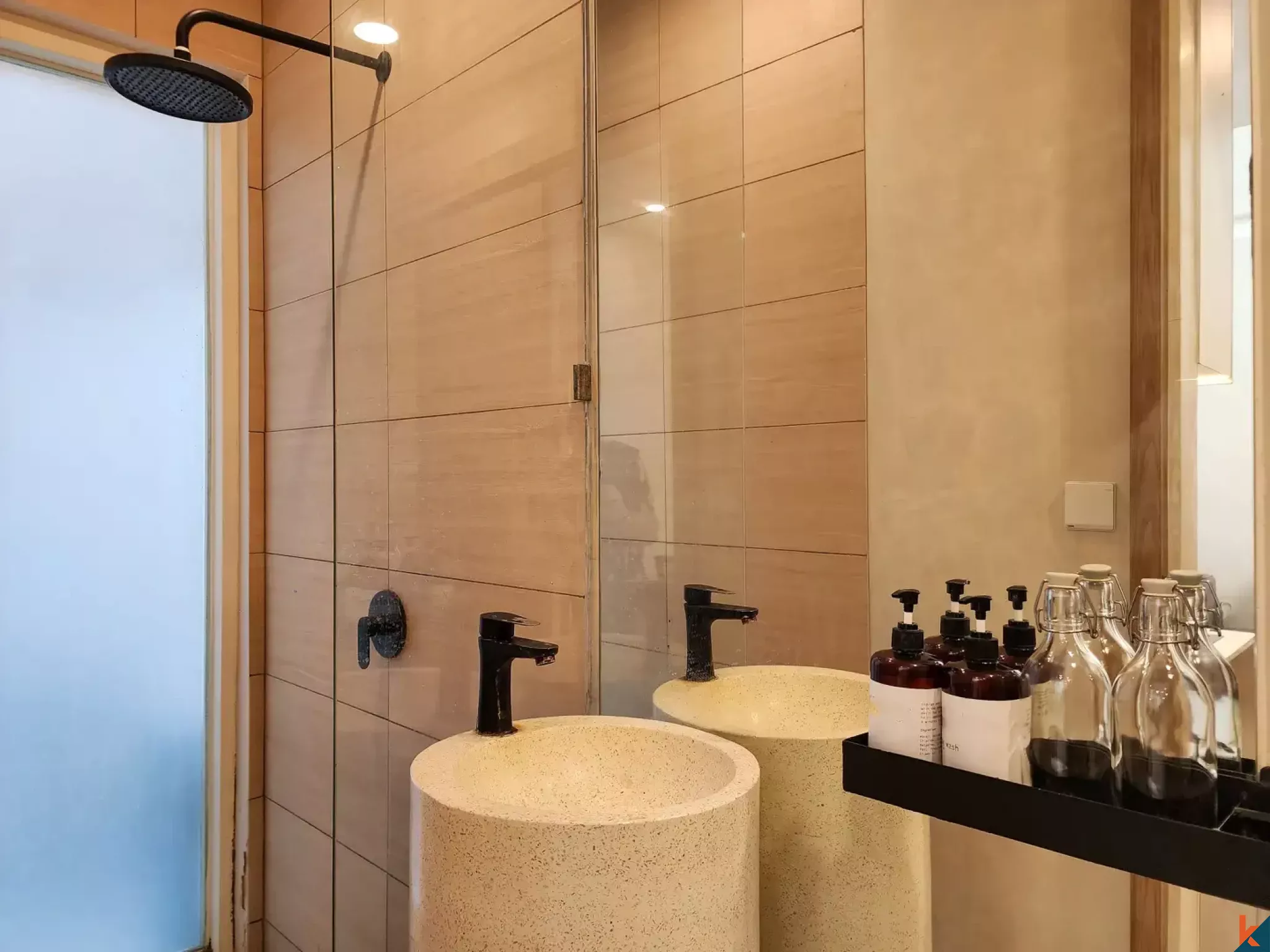 One bedroom loft style leasehold property in fashionable Bingin area