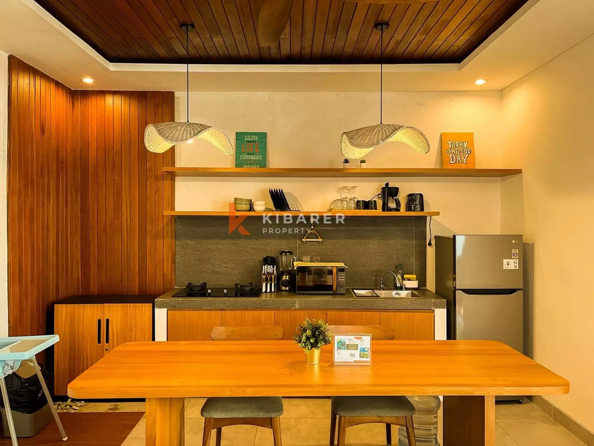 Retraite moderne en bois de trois chambres avec salles de bains inspirées des spas à Ubud