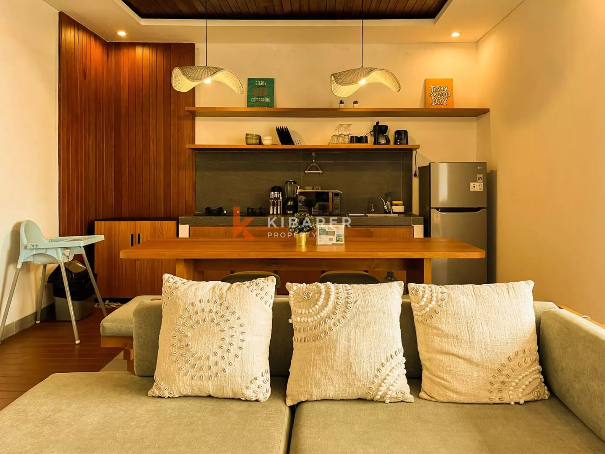 Retraite moderne en bois de trois chambres avec salles de bains inspirées des spas à Ubud