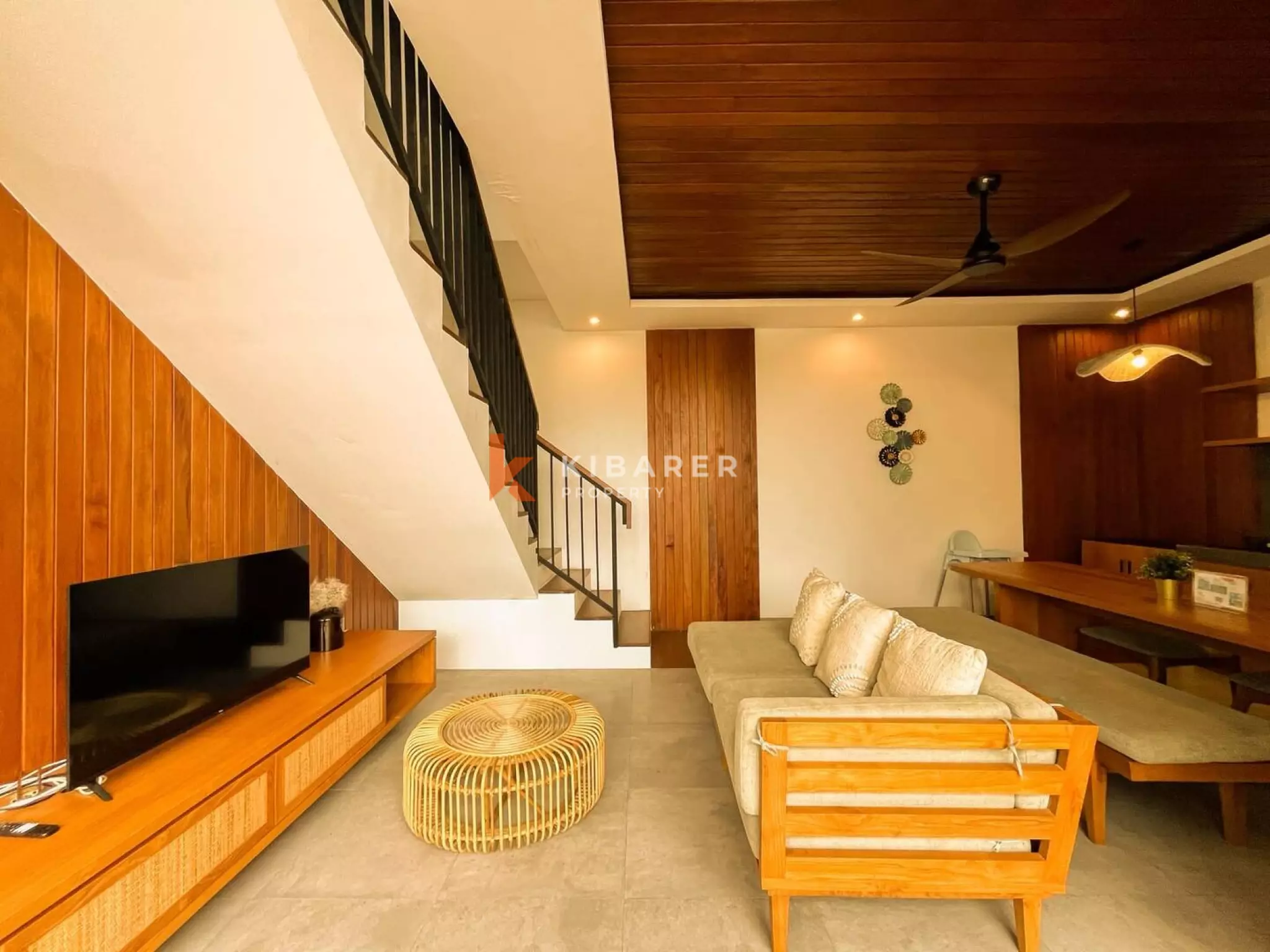 Retraite moderne en bois de trois chambres avec salles de bains inspirées des spas à Ubud