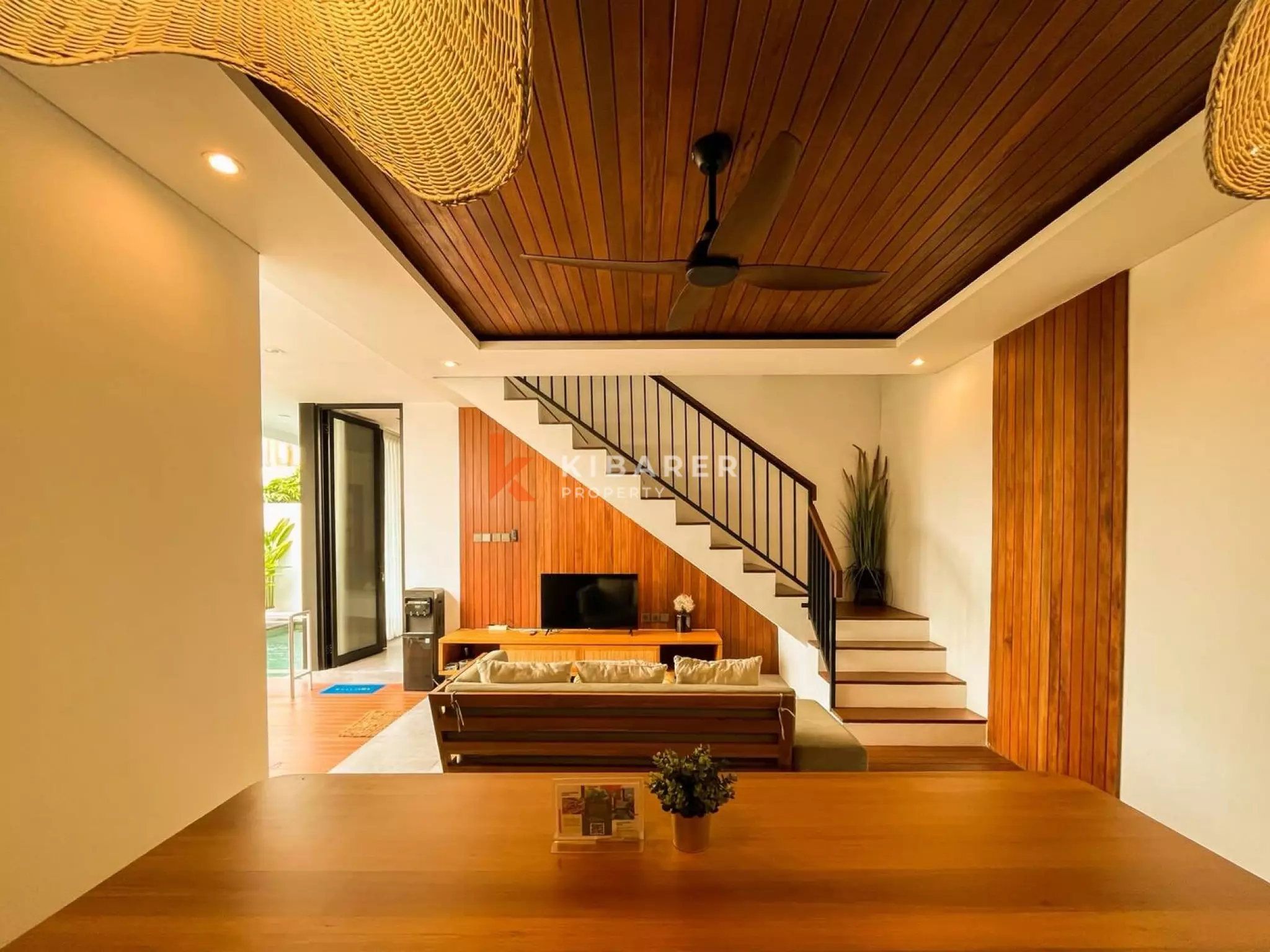 Retraite moderne en bois de trois chambres avec salles de bains inspirées des spas à Ubud