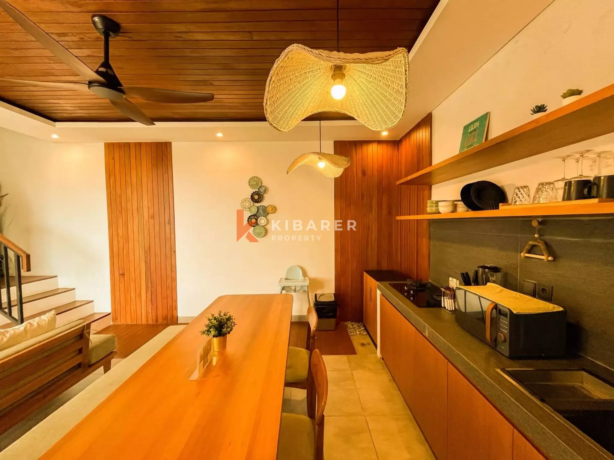 Retraite moderne en bois de trois chambres avec salles de bains inspirées des spas à Ubud