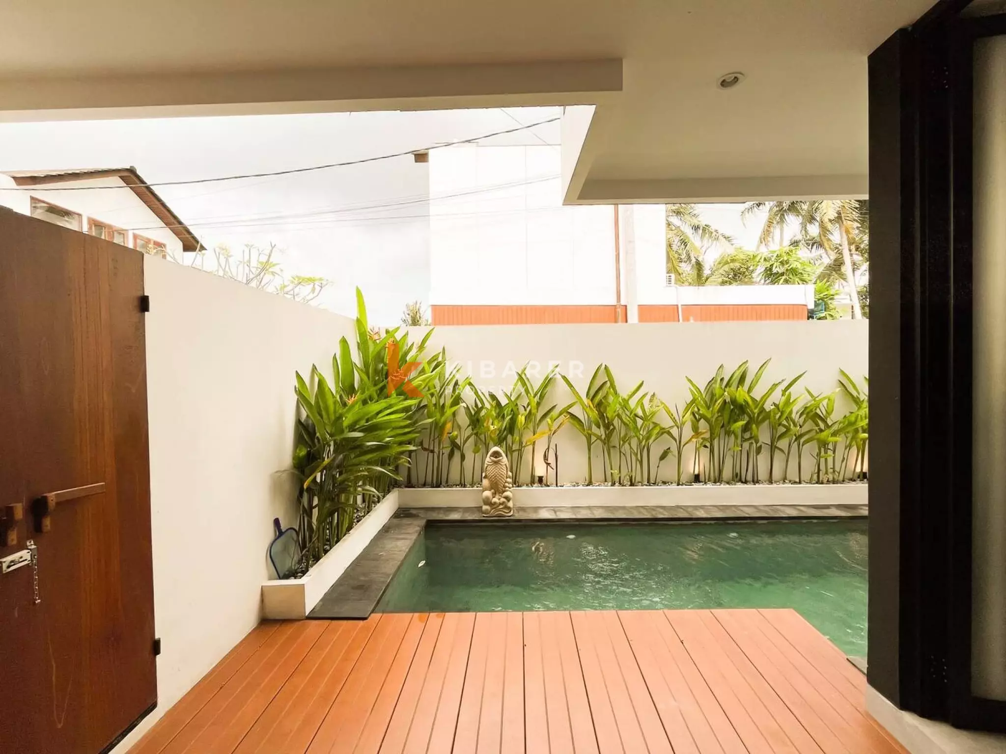Retraite moderne en bois de trois chambres avec salles de bains inspirées des spas à Ubud