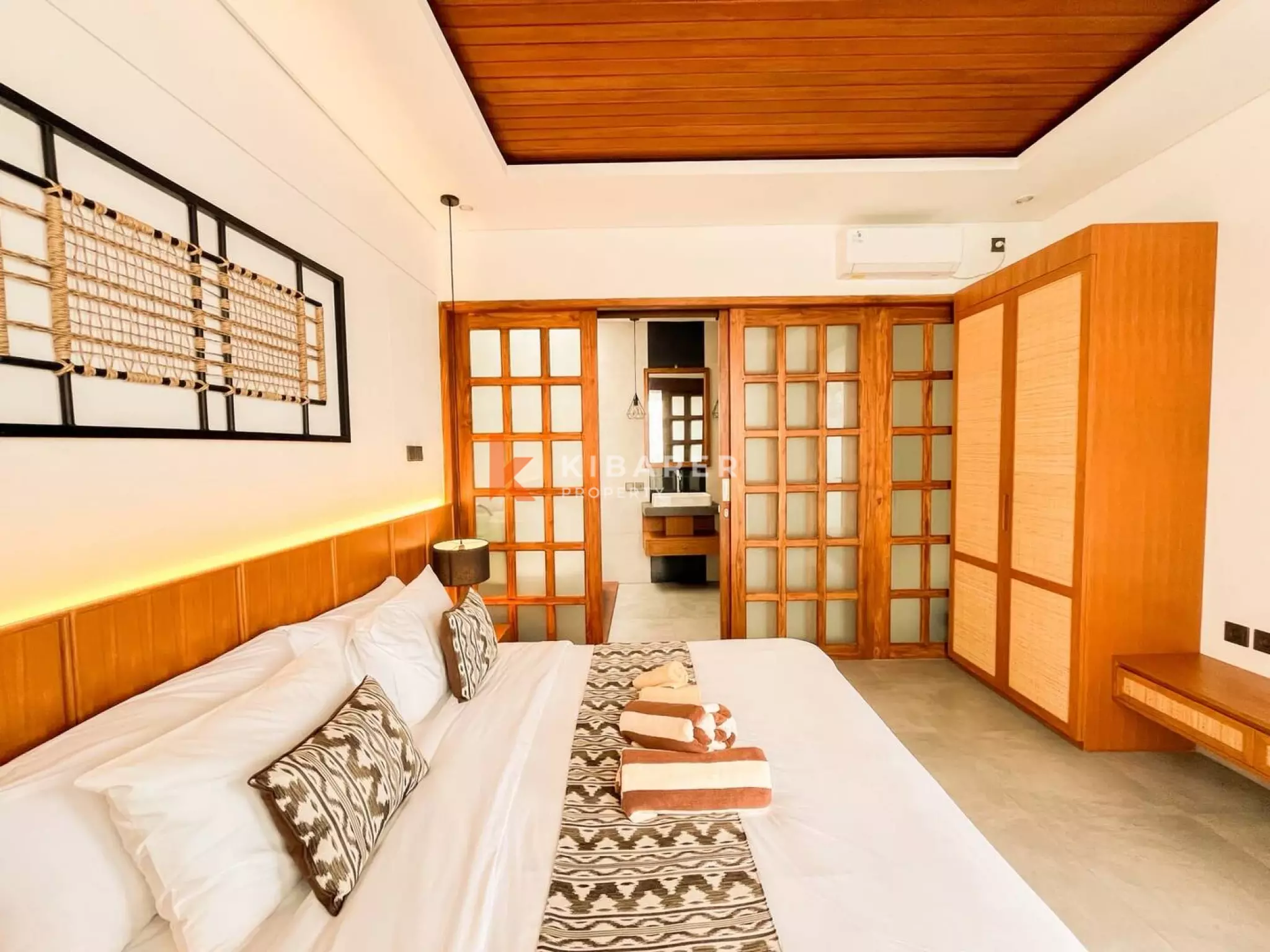 Retraite moderne en bois de trois chambres avec salles de bains inspirées des spas à Ubud