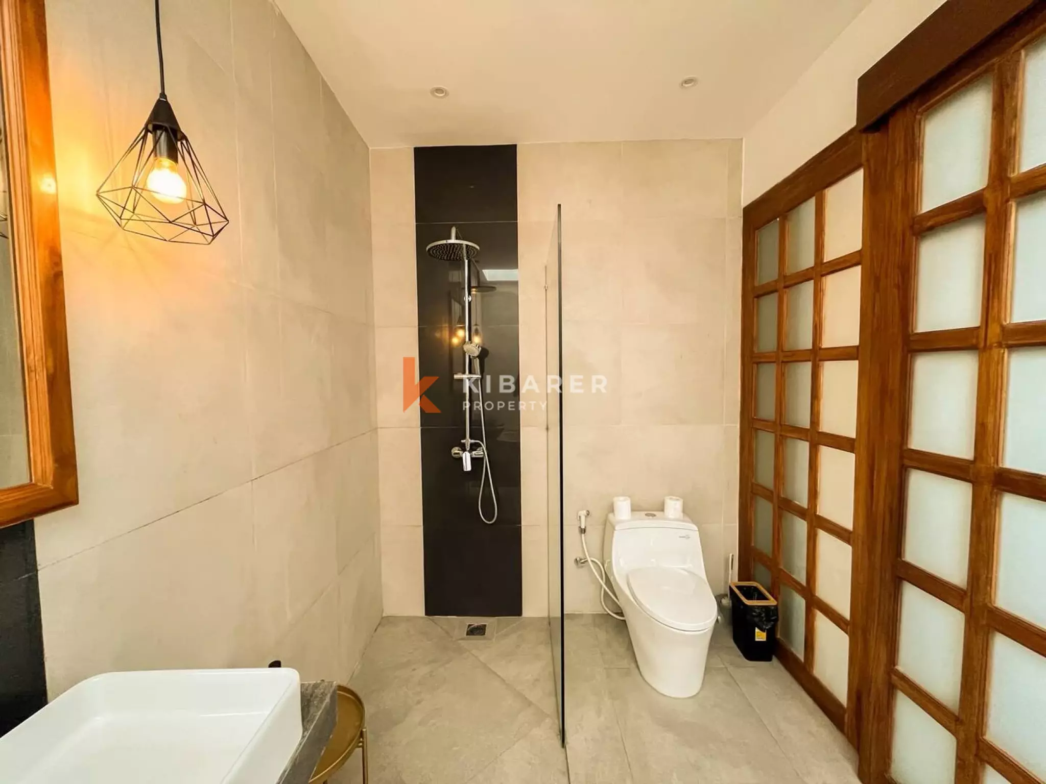 Retraite moderne en bois de trois chambres avec salles de bains inspirées des spas à Ubud