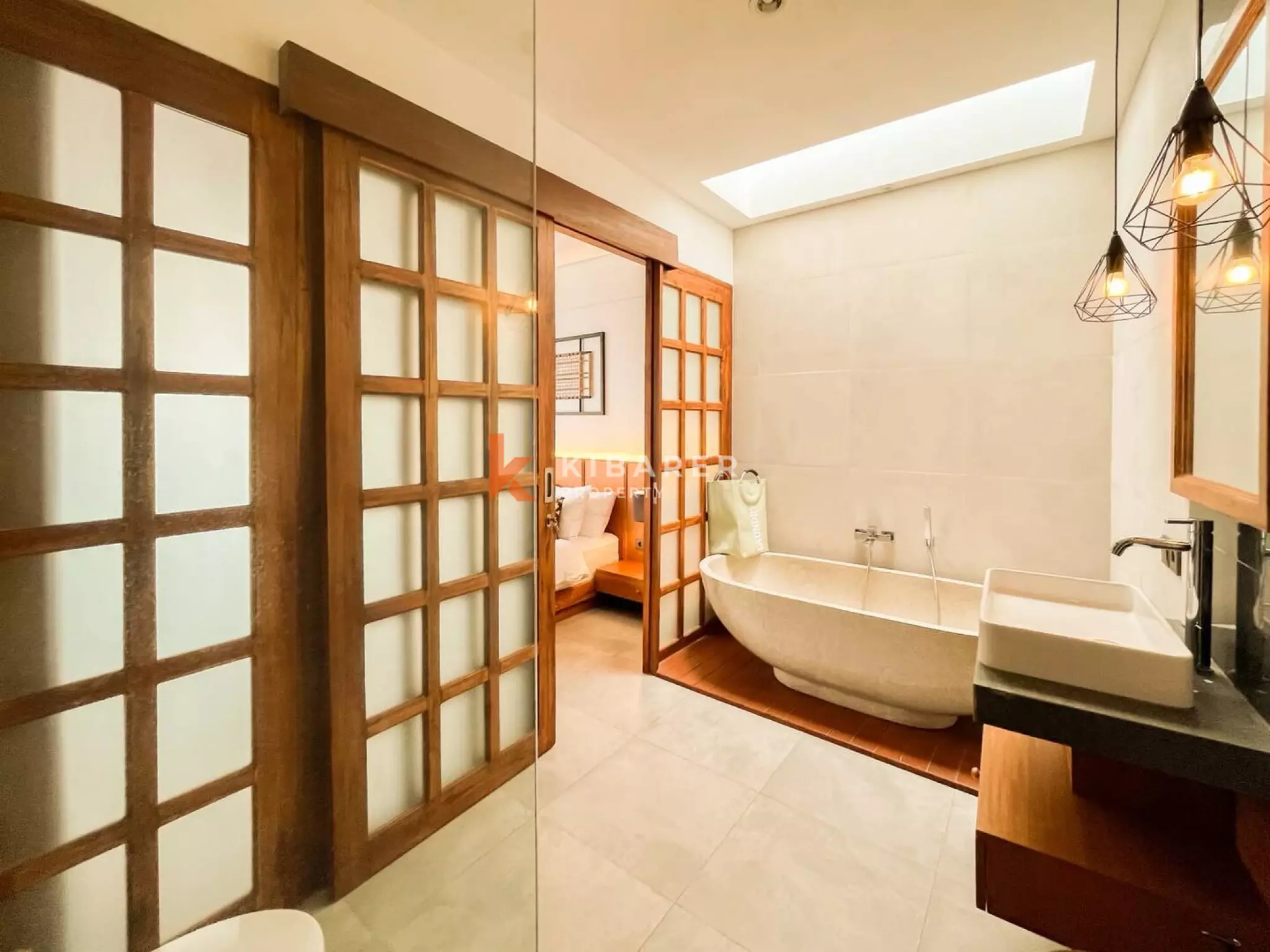 Retraite moderne en bois de trois chambres avec salles de bains inspirées des spas à Ubud