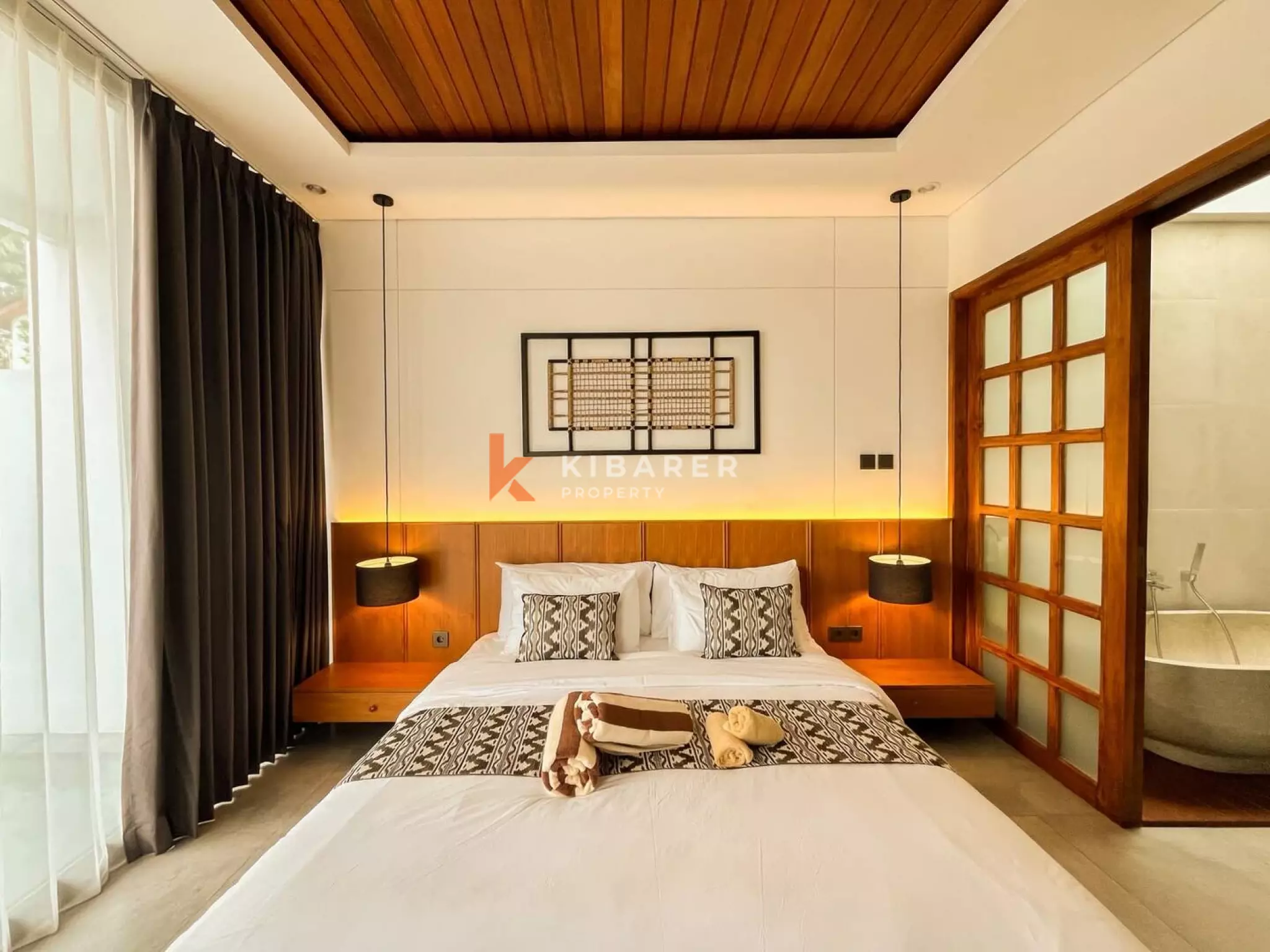 Retraite moderne en bois de trois chambres avec salles de bains inspirées des spas à Ubud
