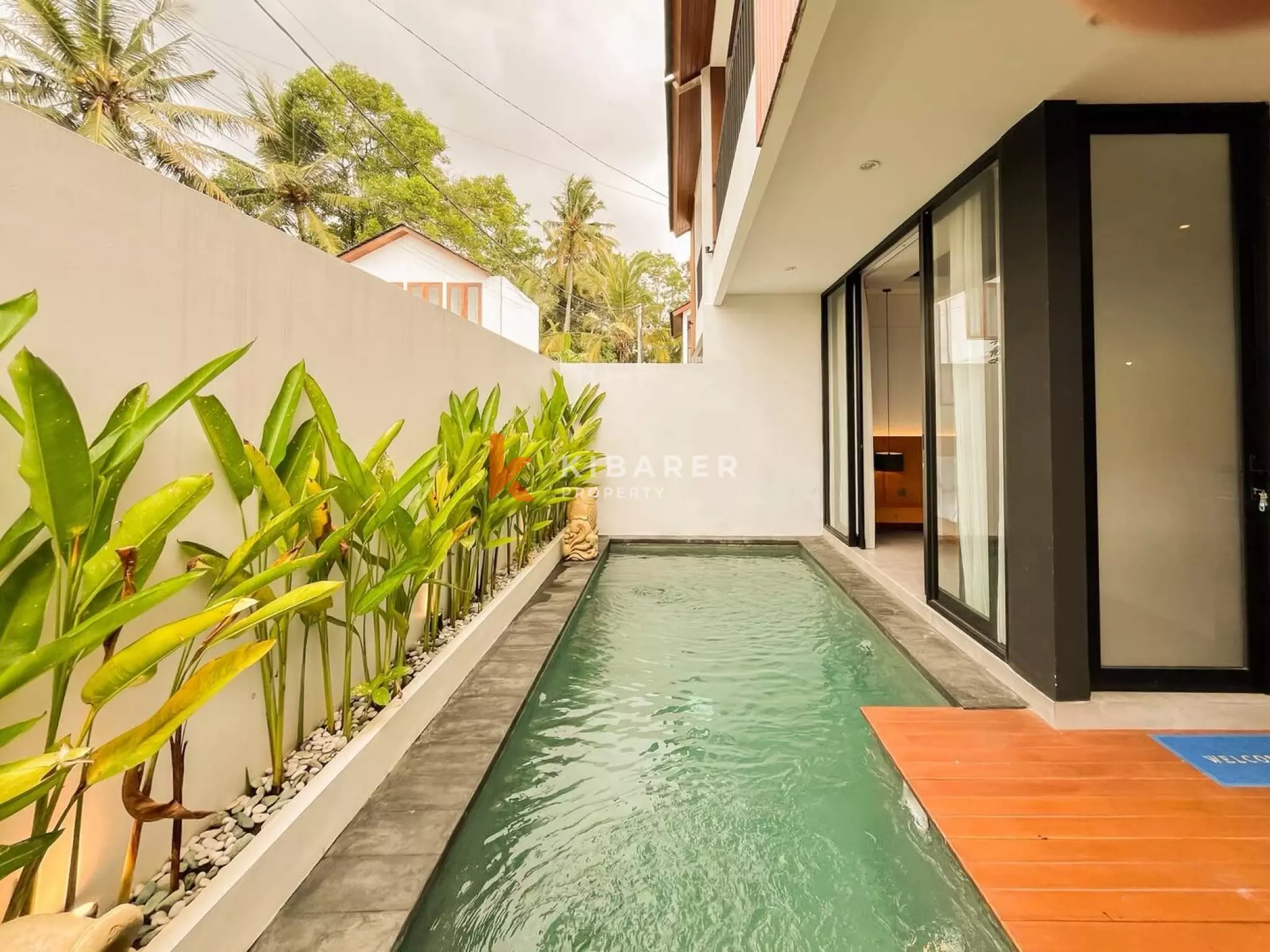 Retraite moderne en bois de trois chambres avec salles de bains inspirées des spas à Ubud
