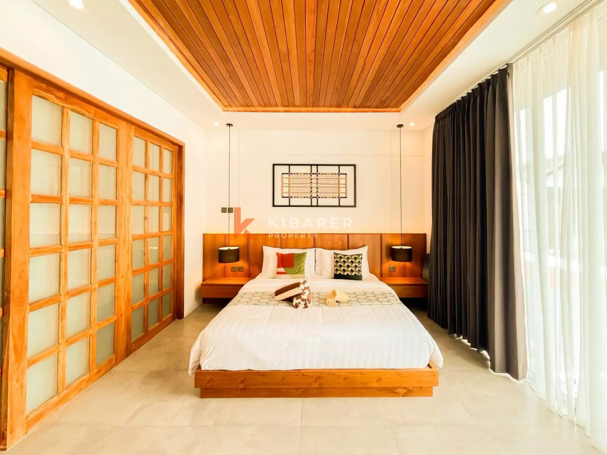 Retraite moderne en bois de trois chambres avec salles de bains inspirées des spas à Ubud