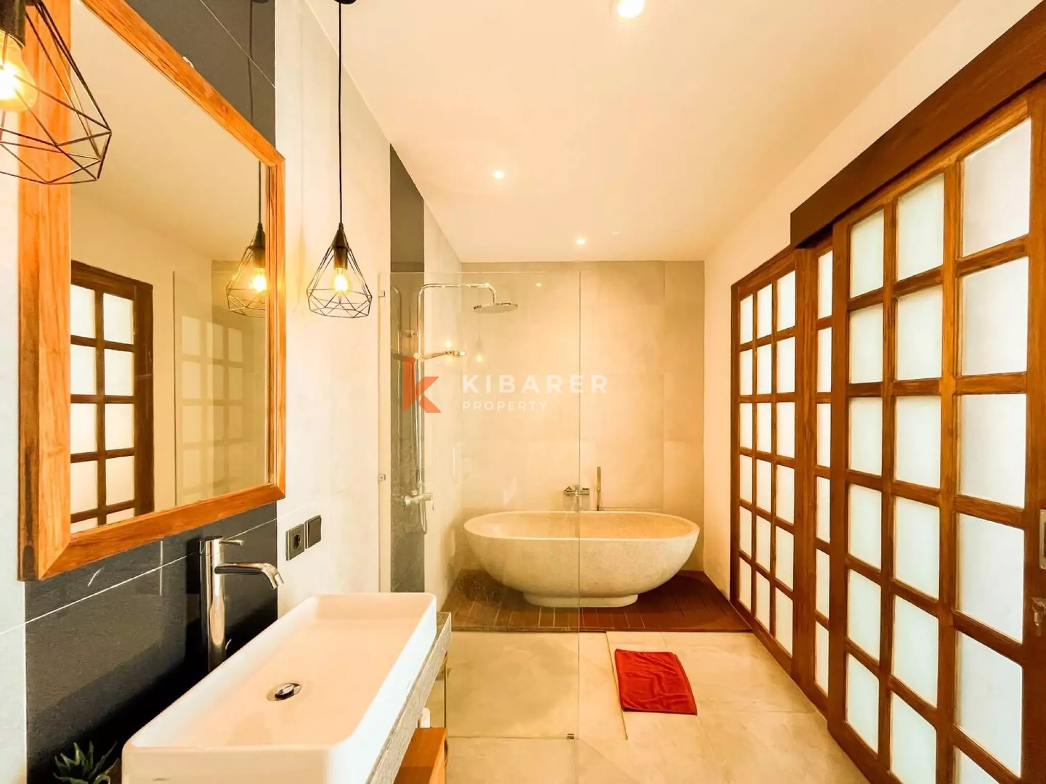 Retraite moderne en bois de trois chambres avec salles de bains inspirées des spas à Ubud