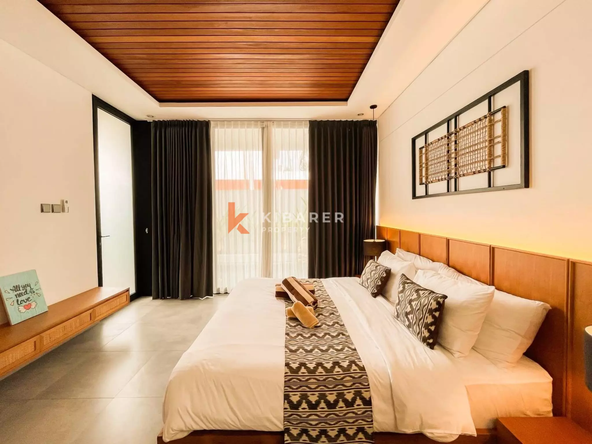 Retraite moderne en bois de trois chambres avec salles de bains inspirées des spas à Ubud