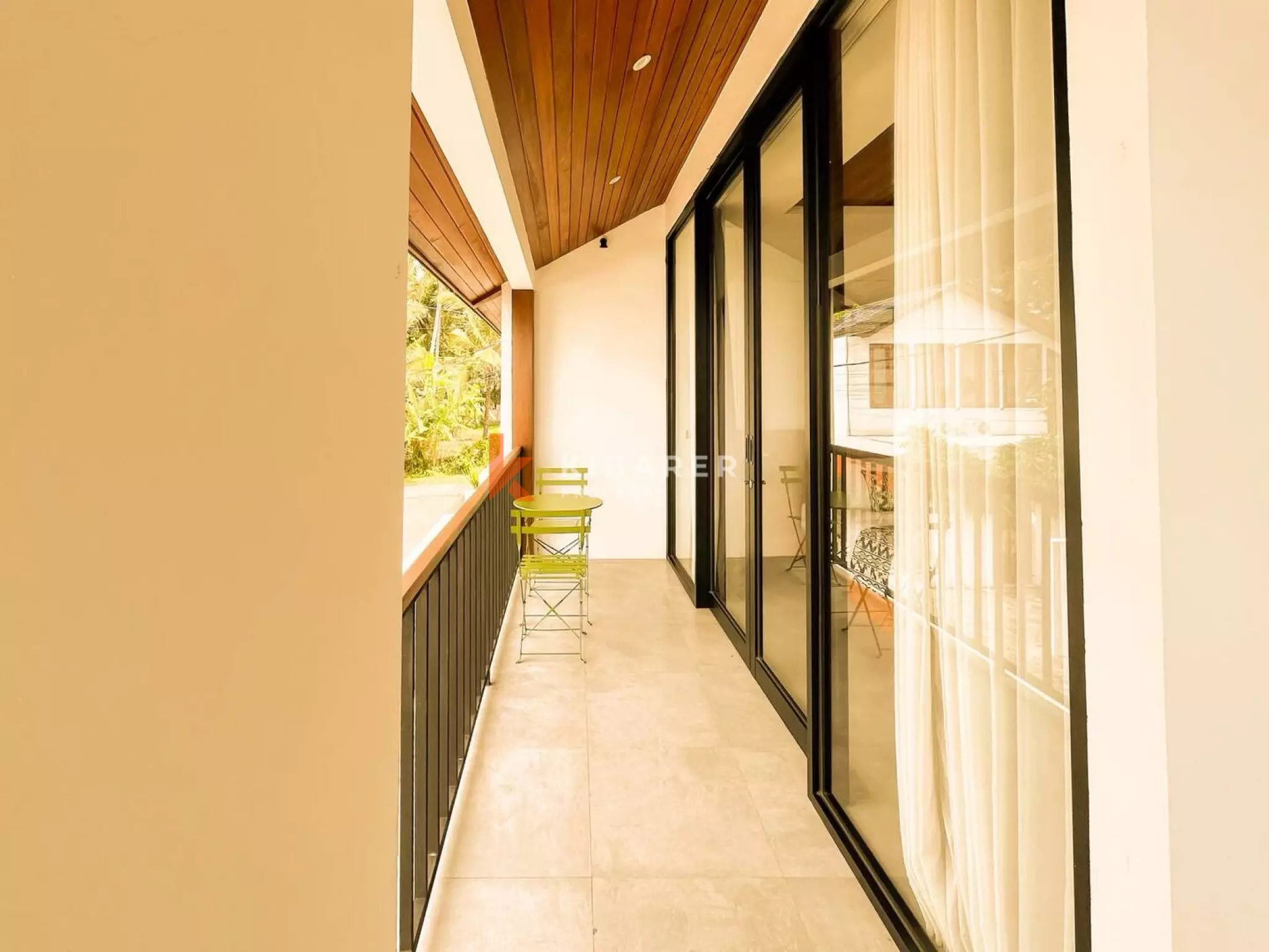 Retraite moderne en bois de trois chambres avec salles de bains inspirées des spas à Ubud