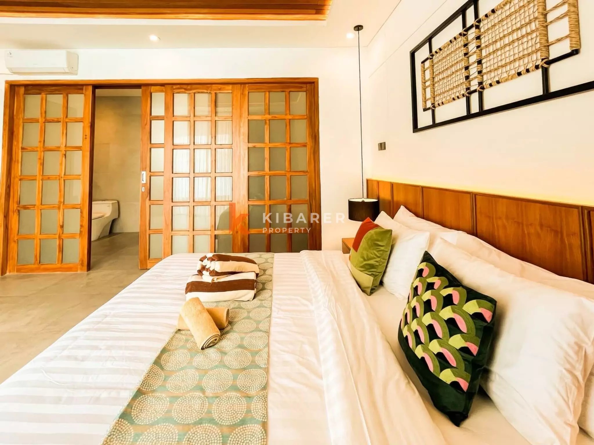Retraite moderne en bois de trois chambres avec salles de bains inspirées des spas à Ubud