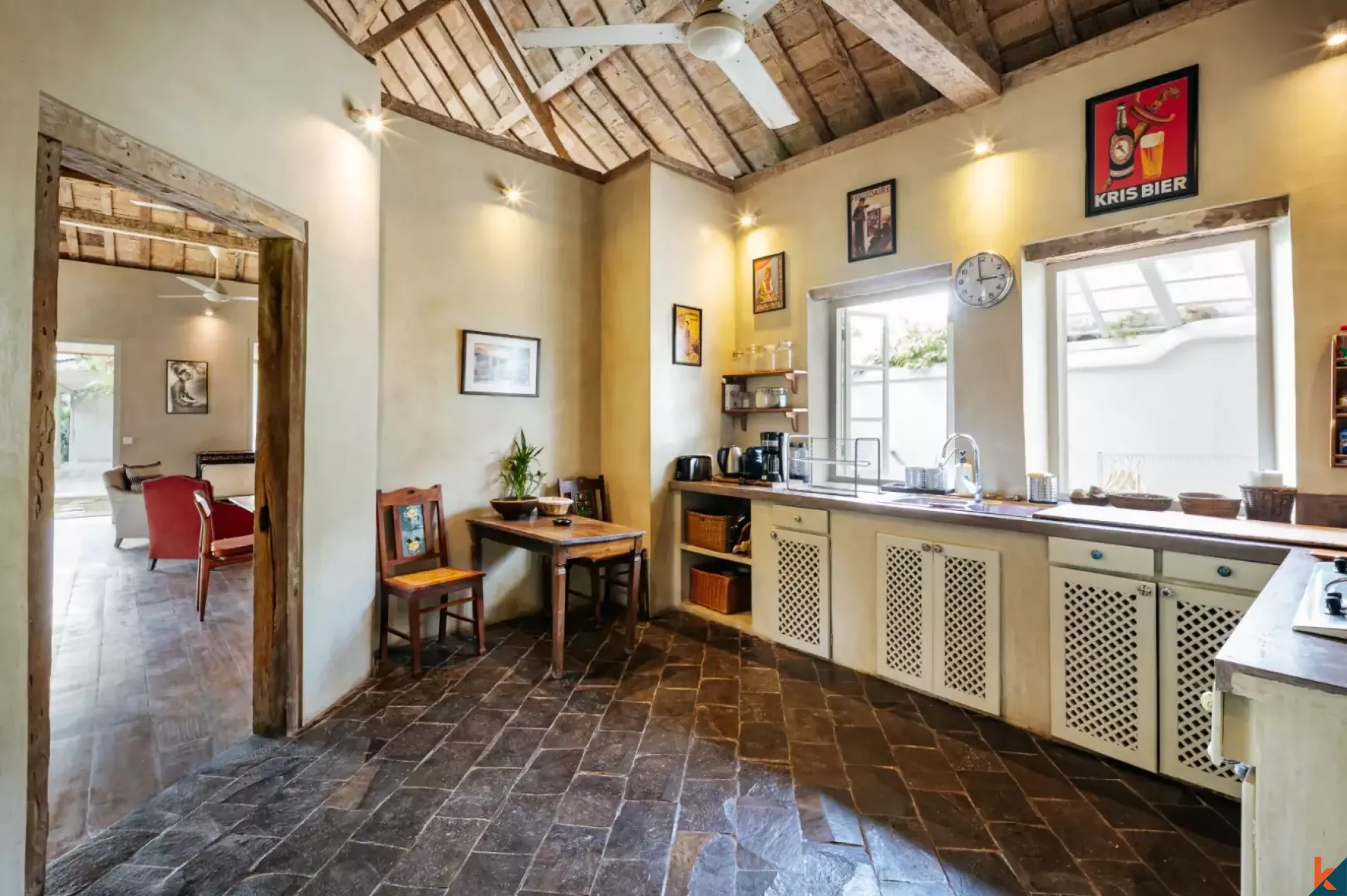 Villa Sewa Berkelas dengan 4 Kamar Tidur di Lokasi Strategis Umalas