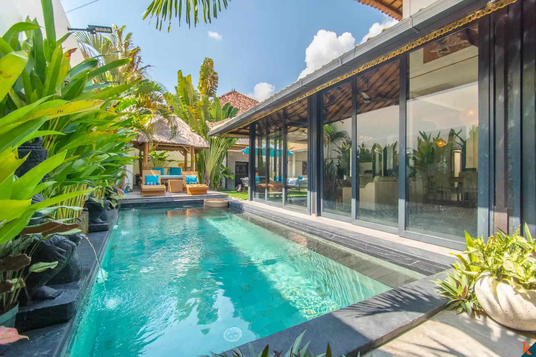 Properti Tradisional Empat Kamar Tidur dengan Hak Sewa Jangka Panjang yang Langka di Pusat Seminyak