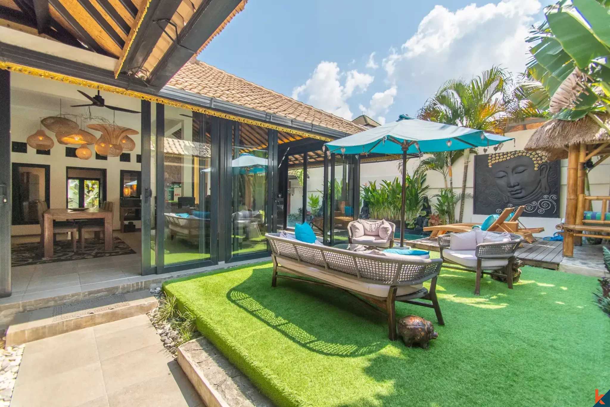 Properti Tradisional Empat Kamar Tidur dengan Hak Sewa Jangka Panjang yang Langka di Pusat Seminyak