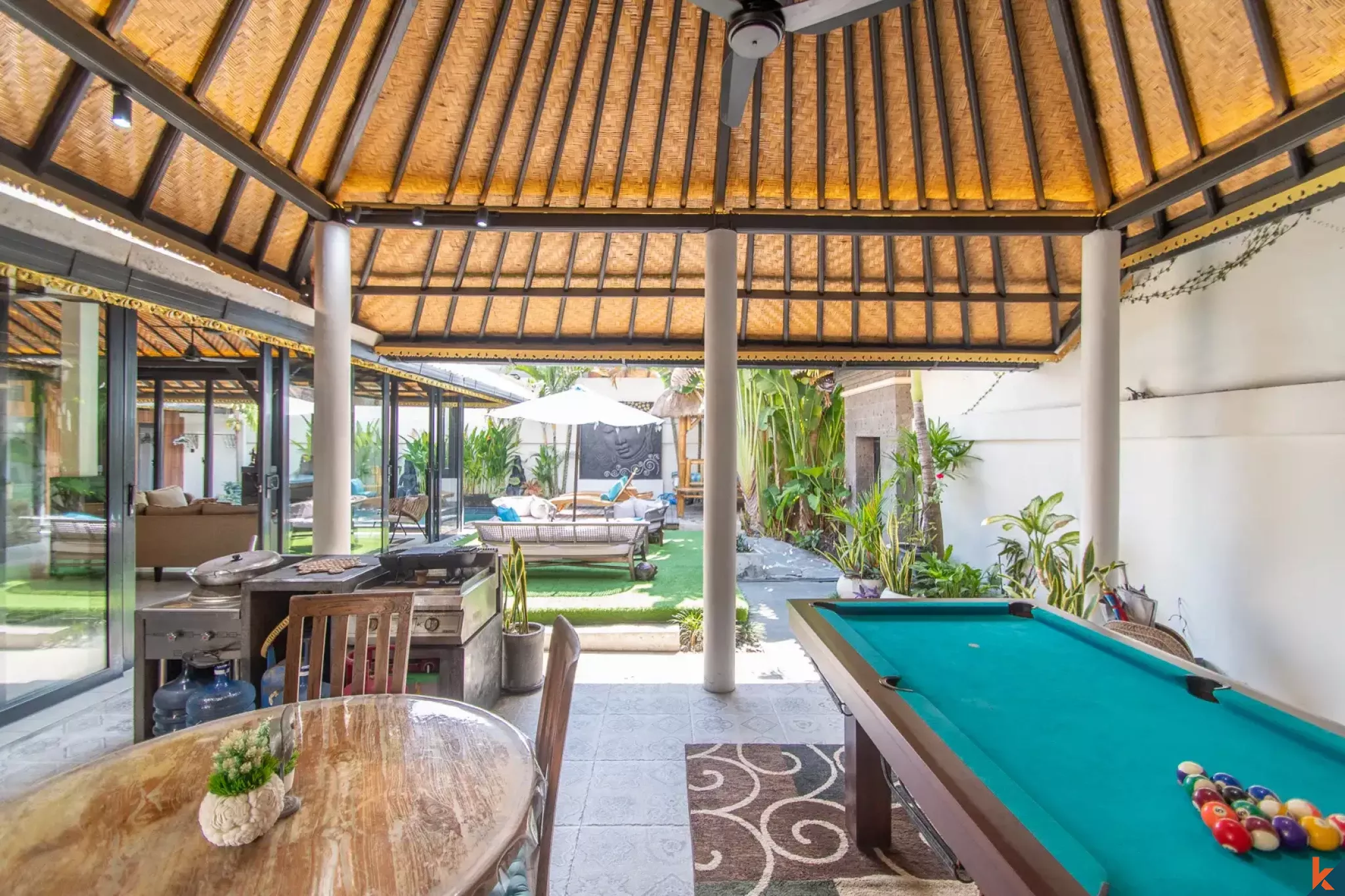 Properti Tradisional Empat Kamar Tidur dengan Hak Sewa Jangka Panjang yang Langka di Pusat Seminyak