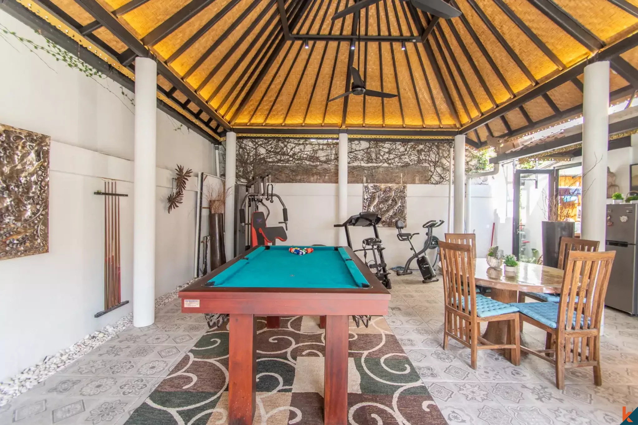 Properti Tradisional Empat Kamar Tidur dengan Hak Sewa Jangka Panjang yang Langka di Pusat Seminyak