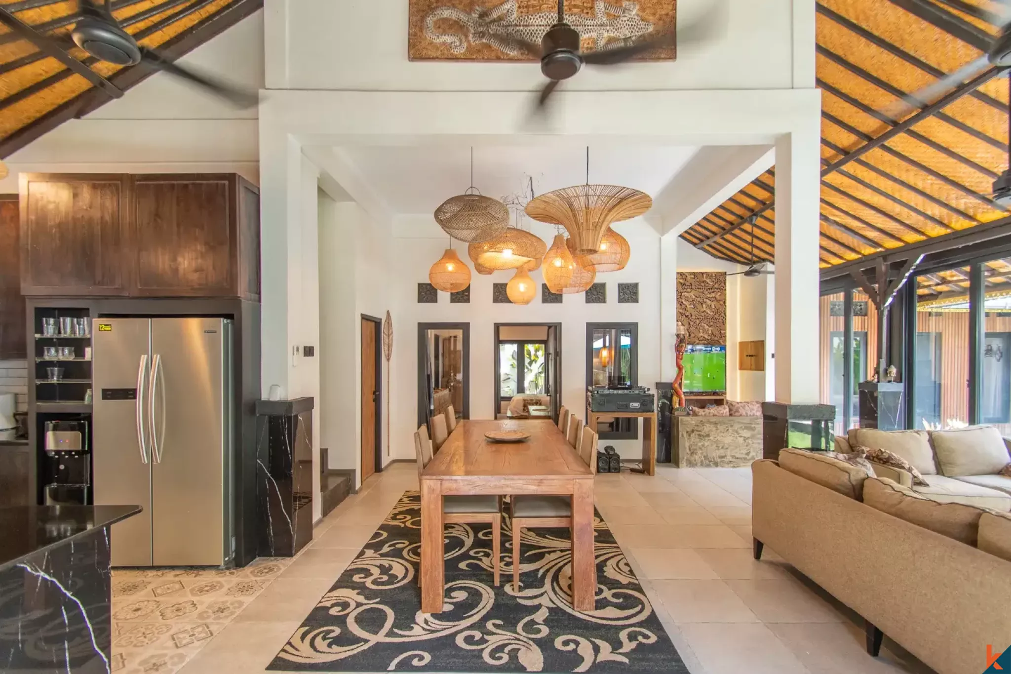 Properti Tradisional Empat Kamar Tidur dengan Hak Sewa Jangka Panjang yang Langka di Pusat Seminyak