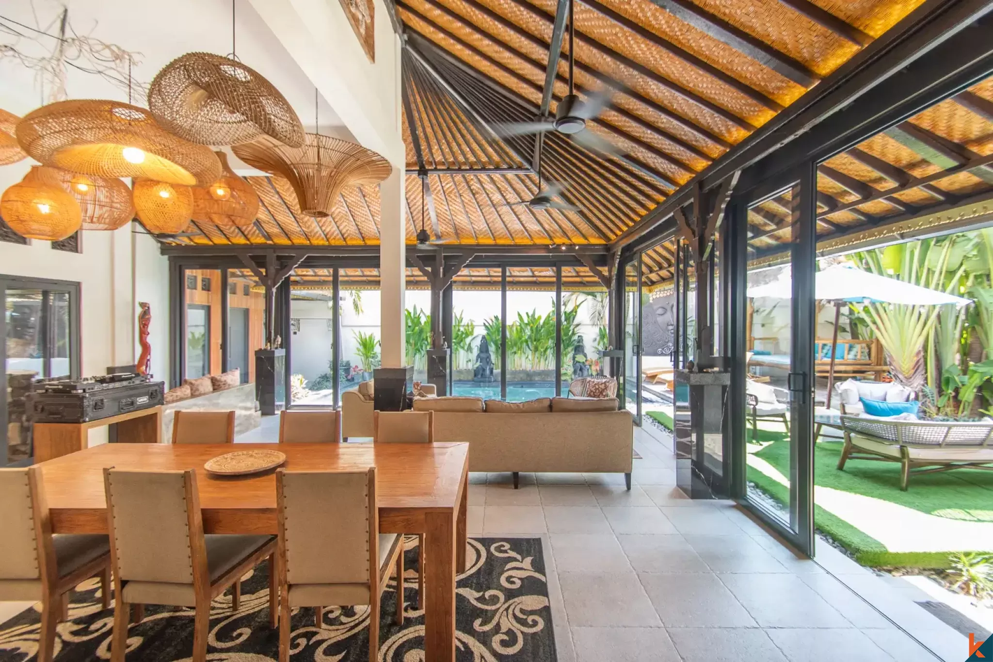 Properti Tradisional Empat Kamar Tidur dengan Hak Sewa Jangka Panjang yang Langka di Pusat Seminyak