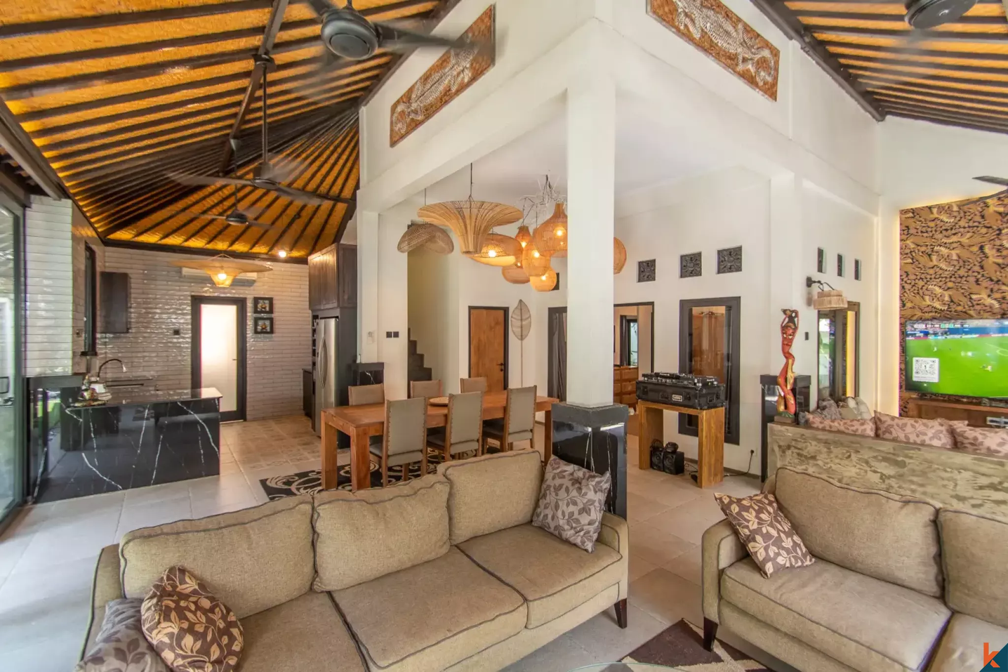 Properti Tradisional Empat Kamar Tidur dengan Hak Sewa Jangka Panjang yang Langka di Pusat Seminyak