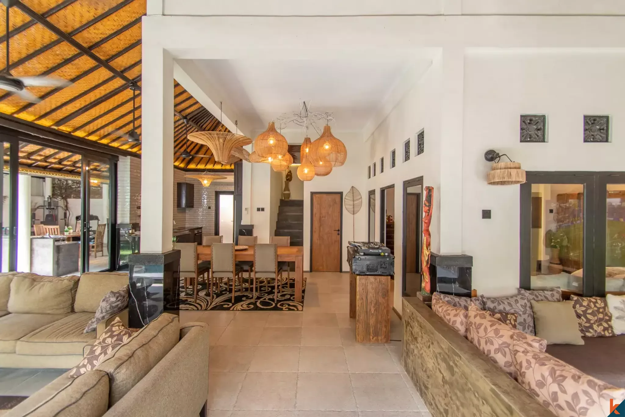 Properti Tradisional Empat Kamar Tidur dengan Hak Sewa Jangka Panjang yang Langka di Pusat Seminyak