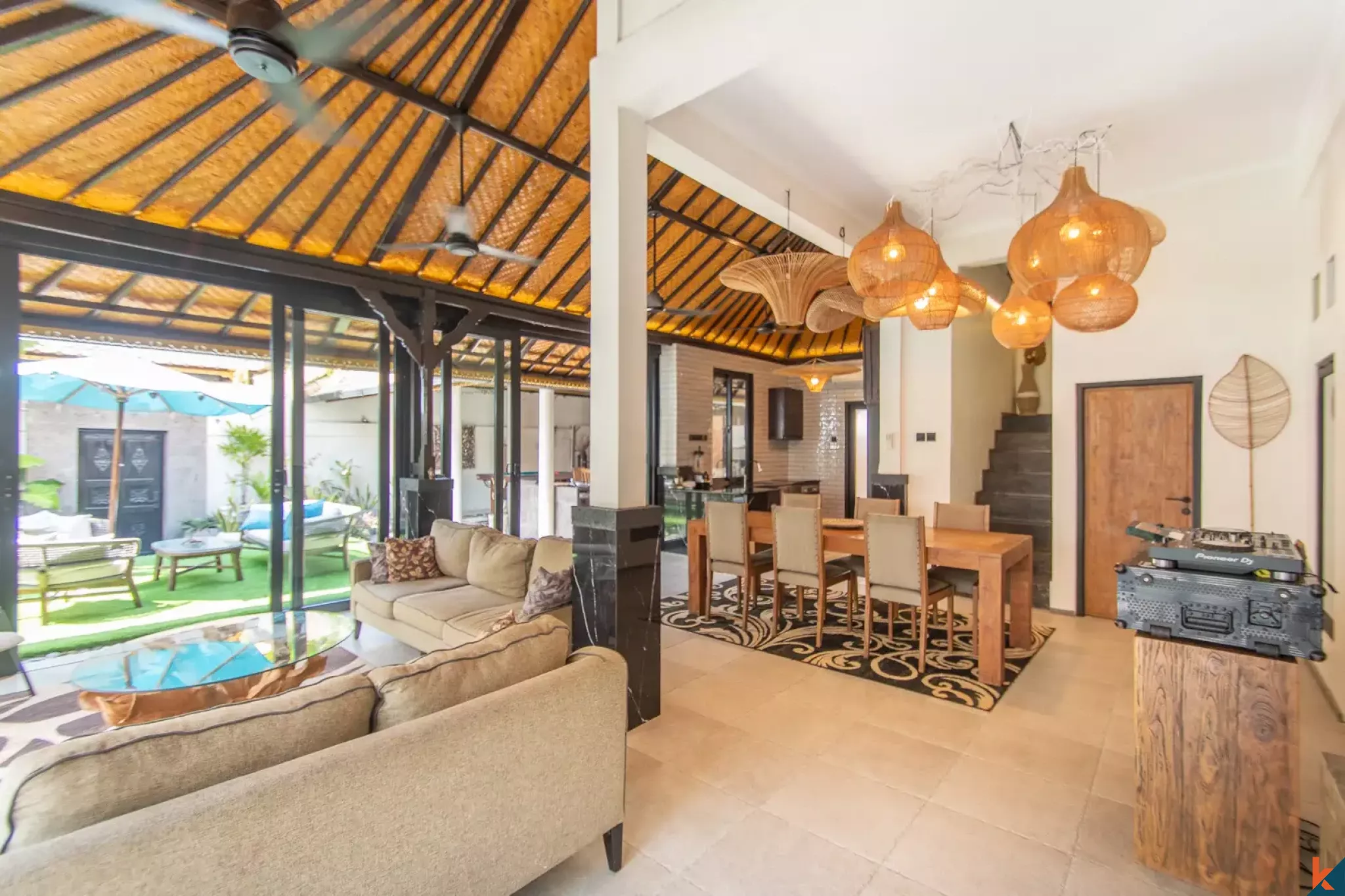 Properti Tradisional Empat Kamar Tidur dengan Hak Sewa Jangka Panjang yang Langka di Pusat Seminyak