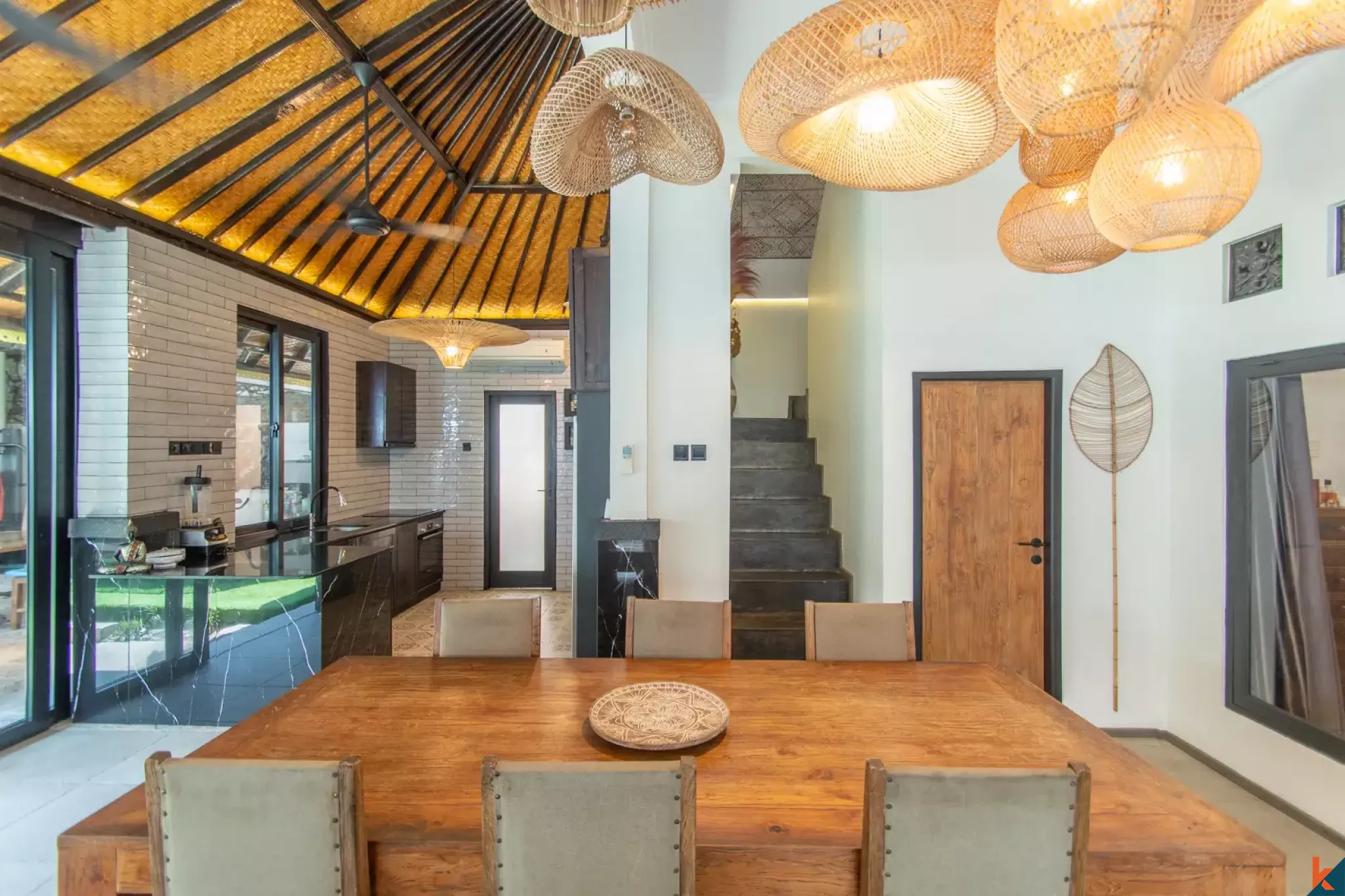 Properti Tradisional Empat Kamar Tidur dengan Hak Sewa Jangka Panjang yang Langka di Pusat Seminyak