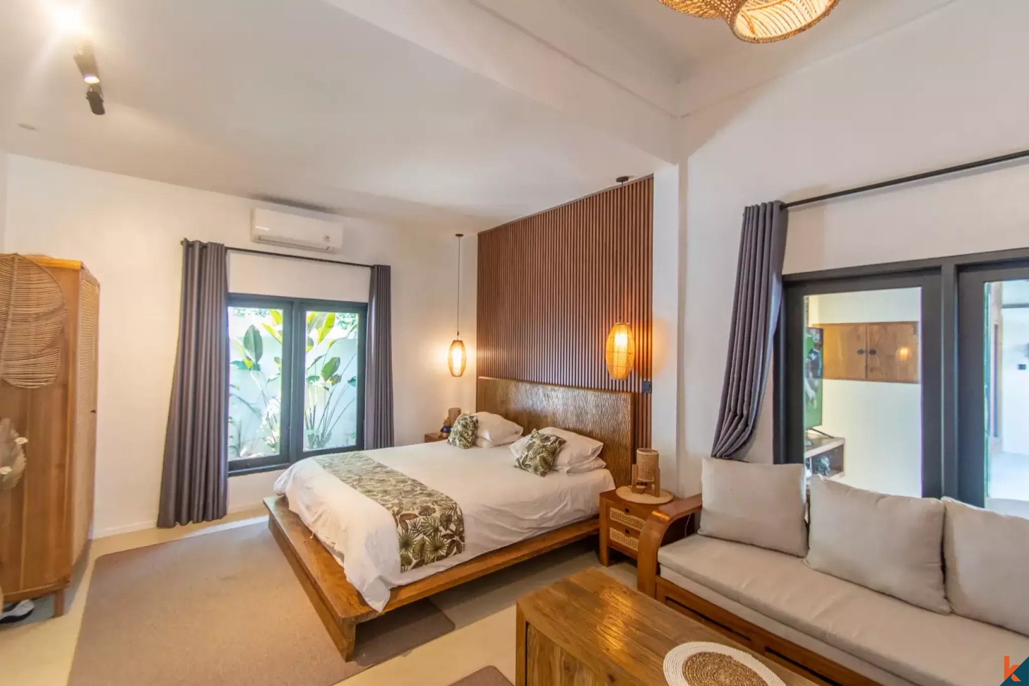 Properti Tradisional Empat Kamar Tidur dengan Hak Sewa Jangka Panjang yang Langka di Pusat Seminyak