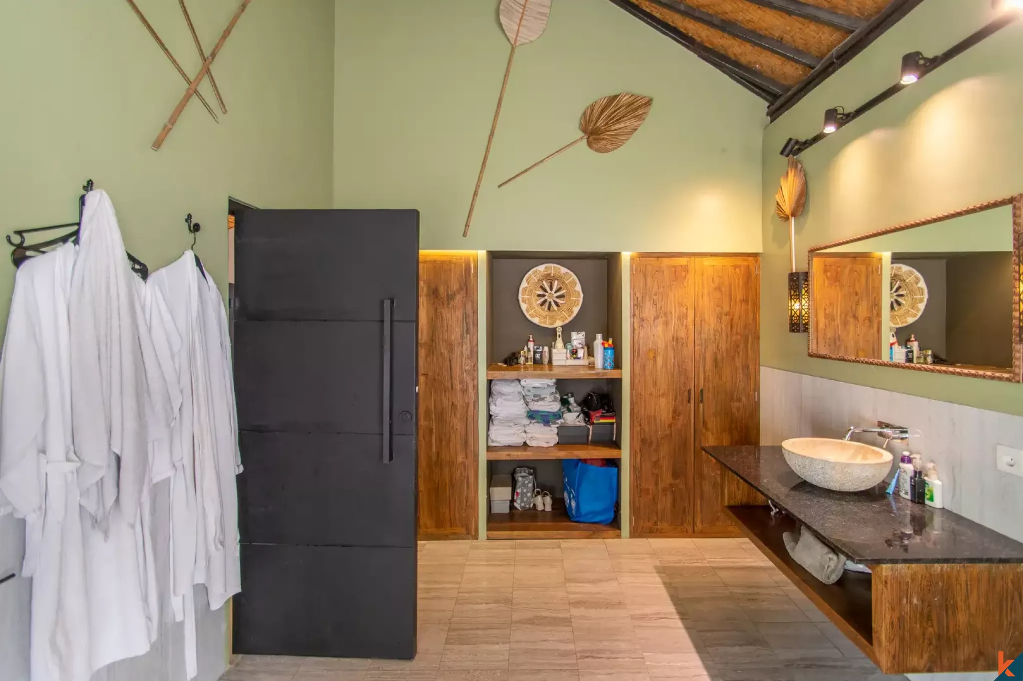 Properti Tradisional Empat Kamar Tidur dengan Hak Sewa Jangka Panjang yang Langka di Pusat Seminyak