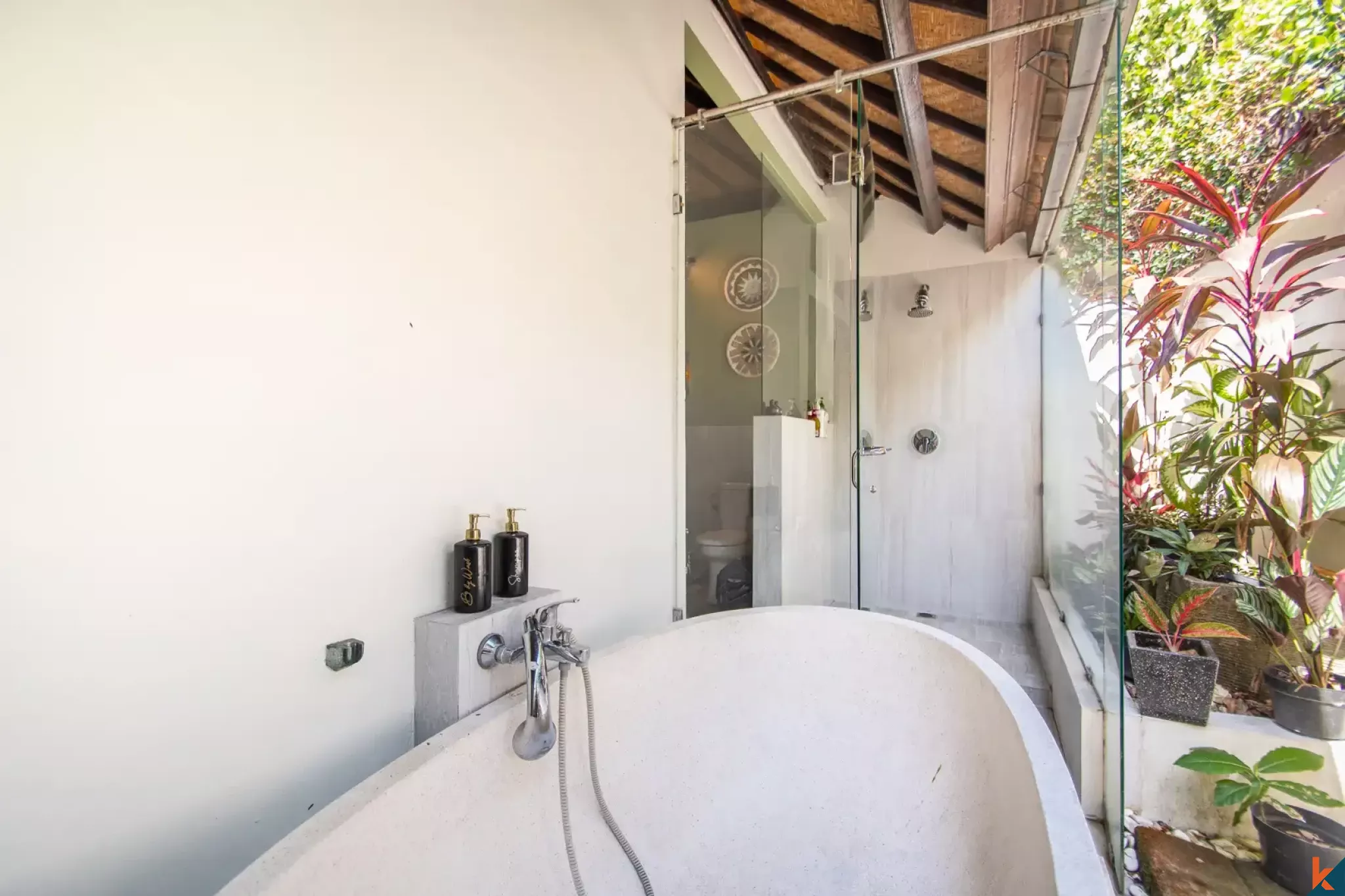 Properti Tradisional Empat Kamar Tidur dengan Hak Sewa Jangka Panjang yang Langka di Pusat Seminyak