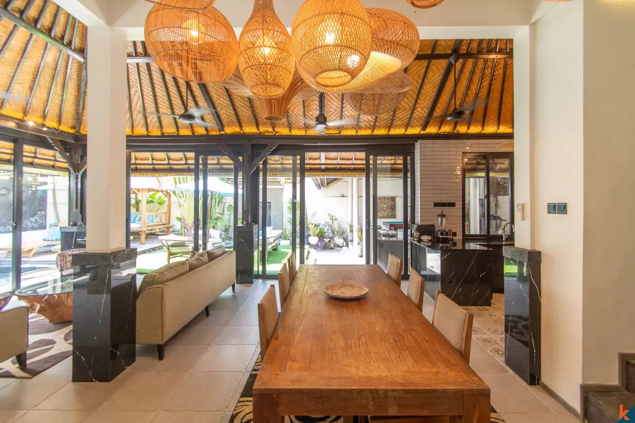 Properti Tradisional Empat Kamar Tidur dengan Hak Sewa Jangka Panjang yang Langka di Pusat Seminyak