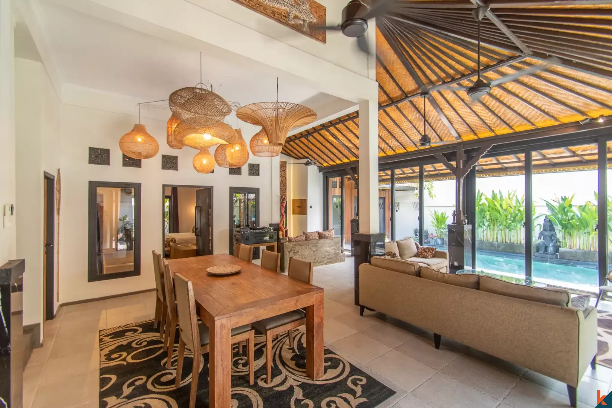 Properti Tradisional Empat Kamar Tidur dengan Hak Sewa Jangka Panjang yang Langka di Pusat Seminyak