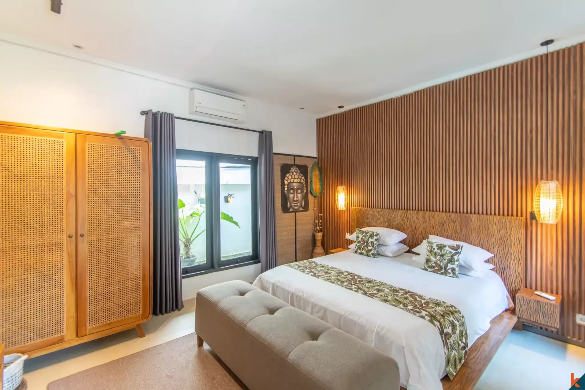 Properti Tradisional Empat Kamar Tidur dengan Hak Sewa Jangka Panjang yang Langka di Pusat Seminyak